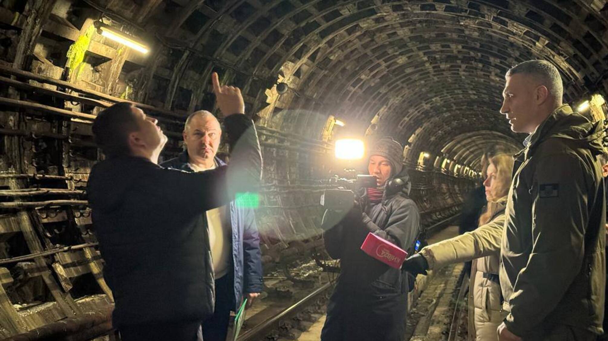 В Киеве затопило тоннель метро между 'Лыбидской' и 'Демеевской' (видео)