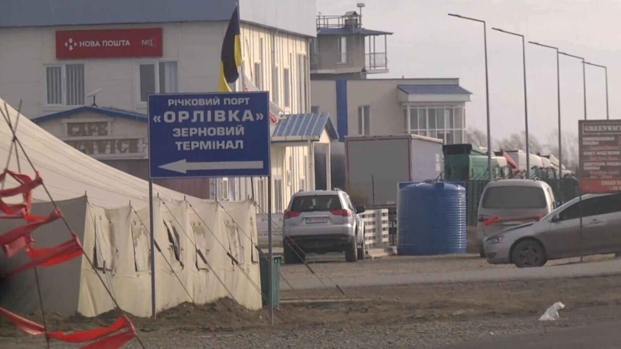 Важный гуманитарный груз 'застрял' на украинской границе в пункте пропуска 'Орловка'