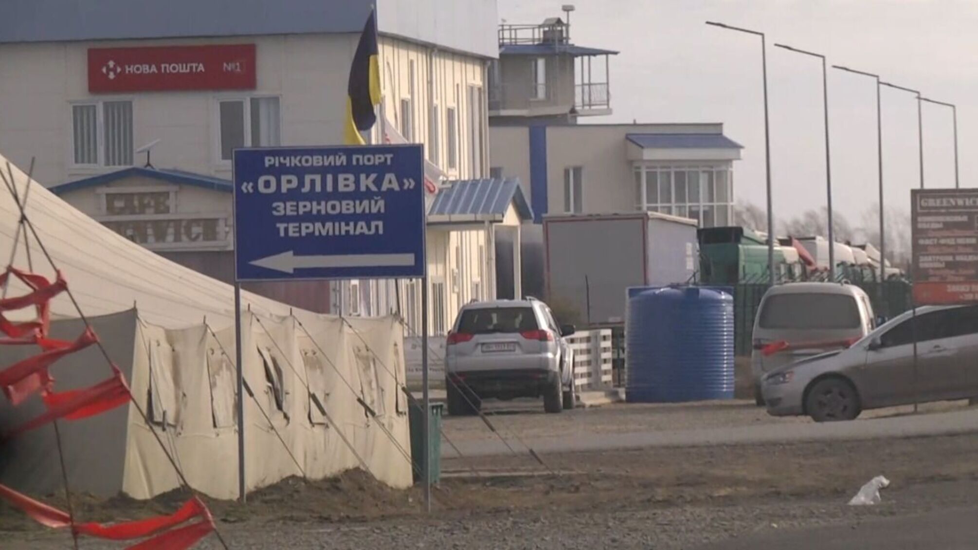 Важливий гуманітарний вантаж 'застряг' на українському кордоні у пункті пропуску 'Орлівка'