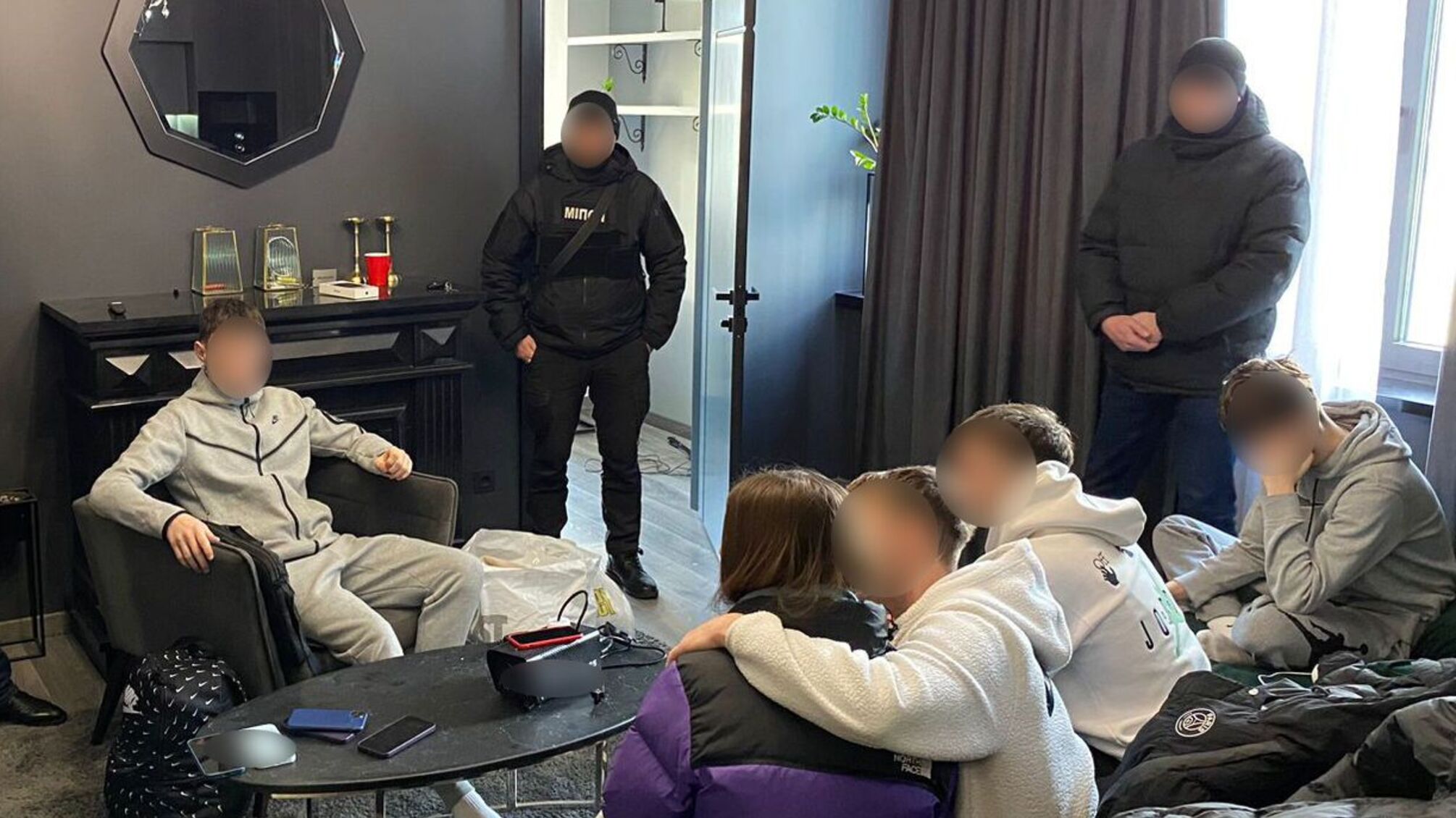 1 лютого до злочинної групи хлопців з обшуками завітали співробітники поліції