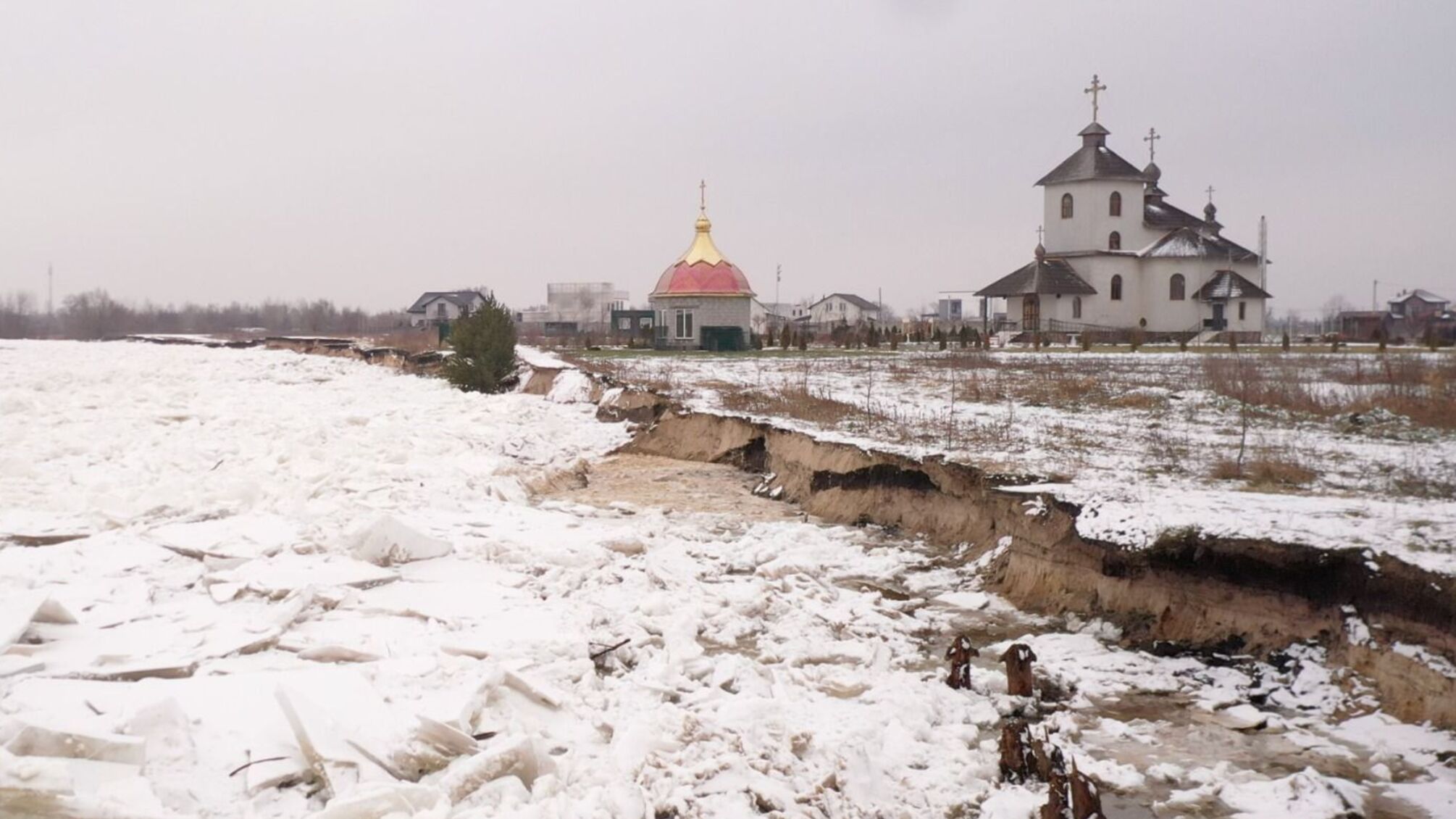 Повний обвал: на Київщині через видобувачів піску руйнується та затоплюється берег Десни (відео)