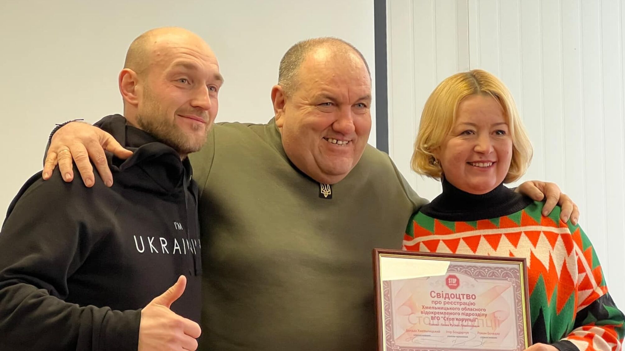 Голова ВГО 'Стоп корупції' Ігор Бондарчук, громадський діяч Олександр Поворознюк,і очільниця Хмельницького обласного підрозділу антикорупційної організації Наталія Виноградська