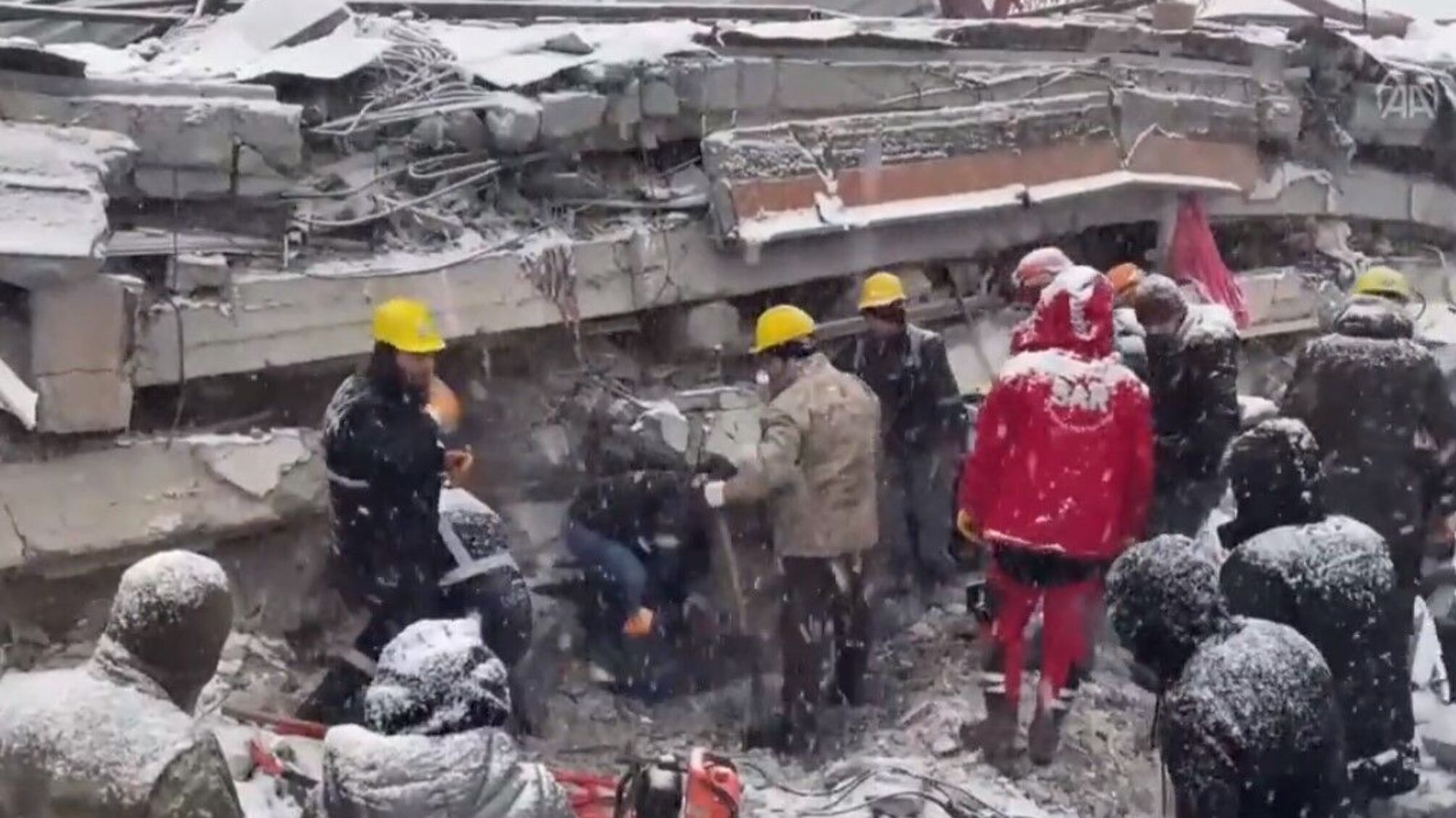 Спасение мужчины из-под завалов дома в Турции