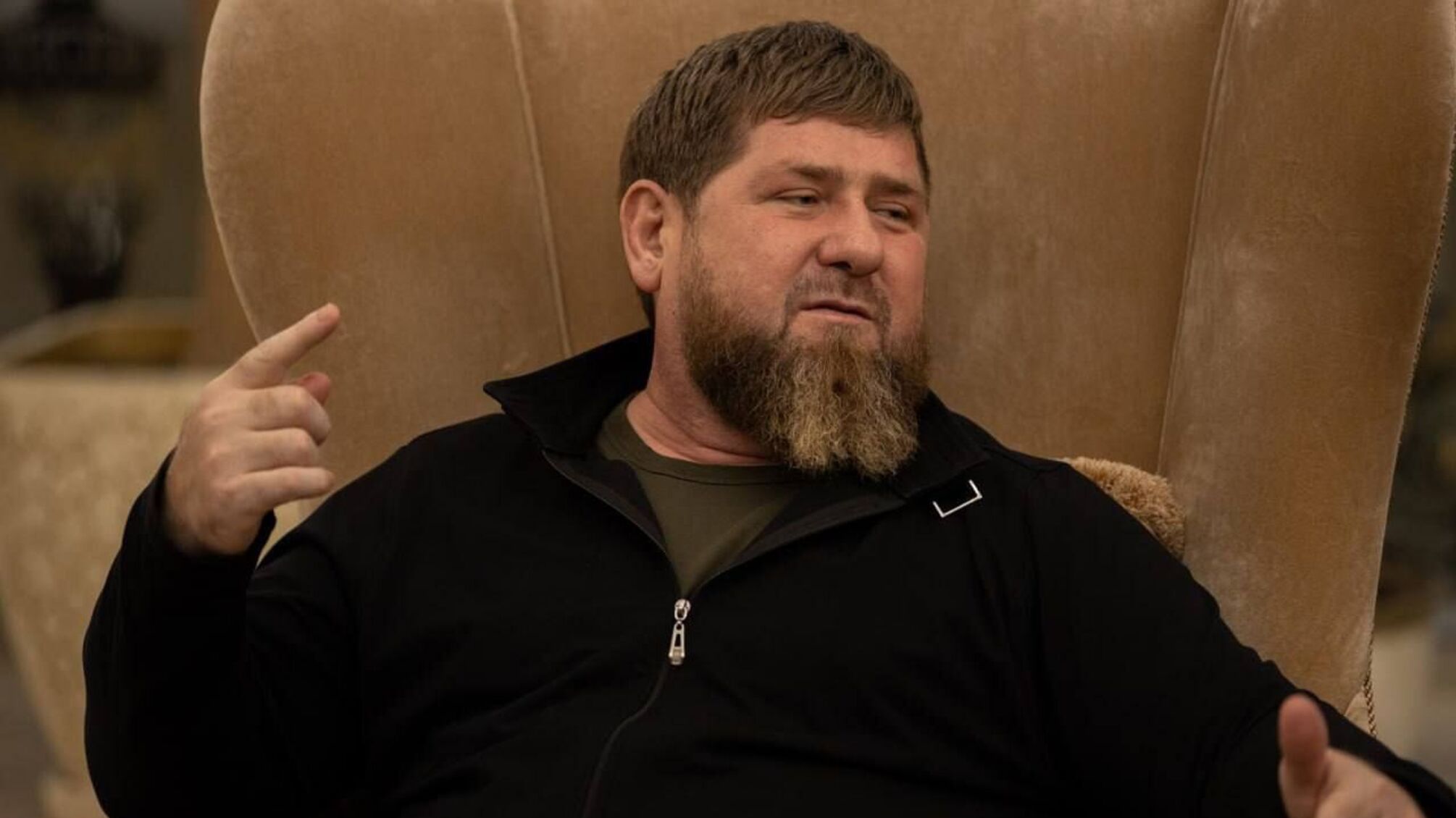 Дубль 2: Кадыров снова заговорил о 'взятии Киева за три дня' и показал пистолет для Зеленского (видео)
