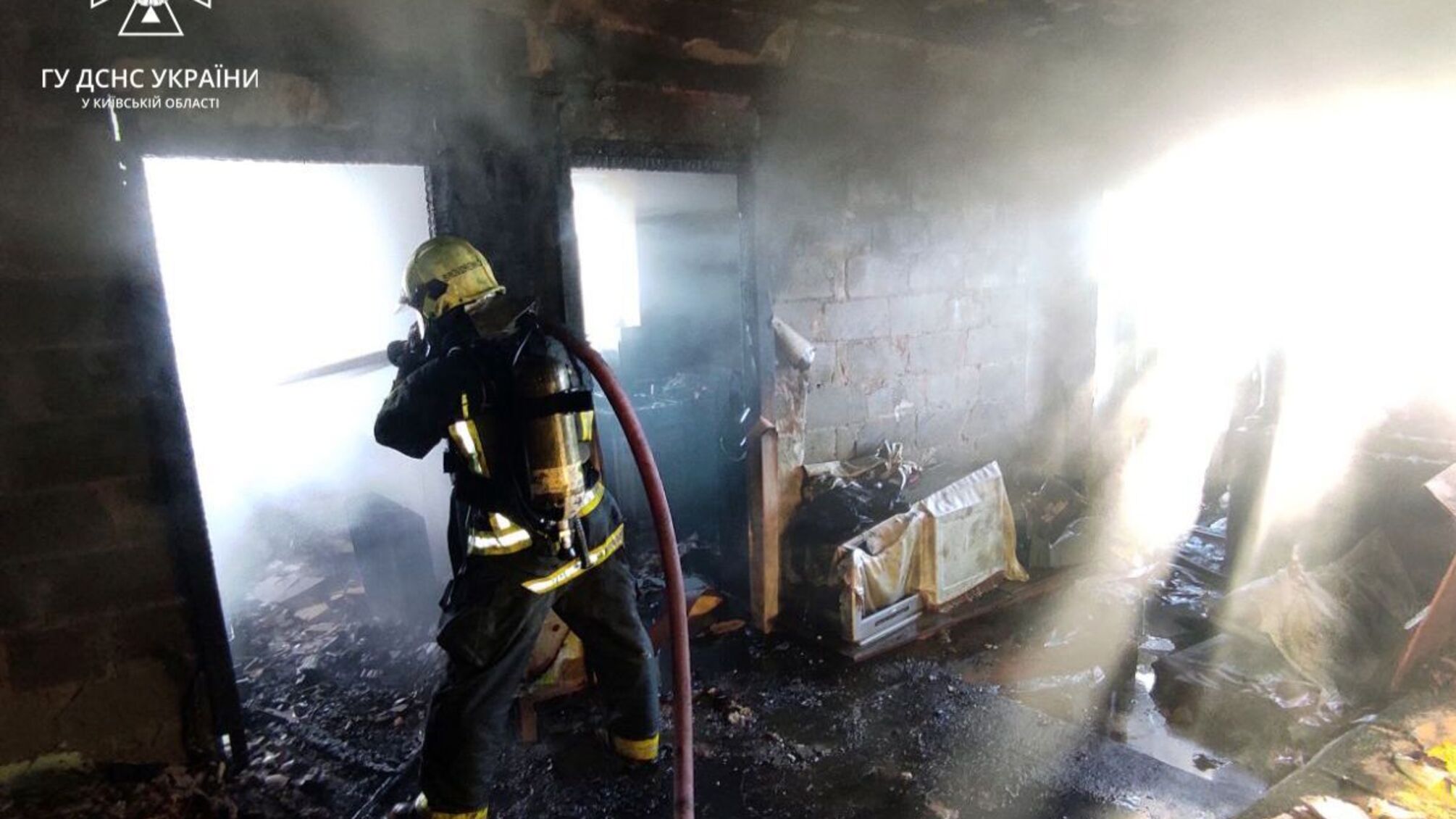 Под Киевом произошел пожар: спасатели успели вытащить из огня мужчину (фото)