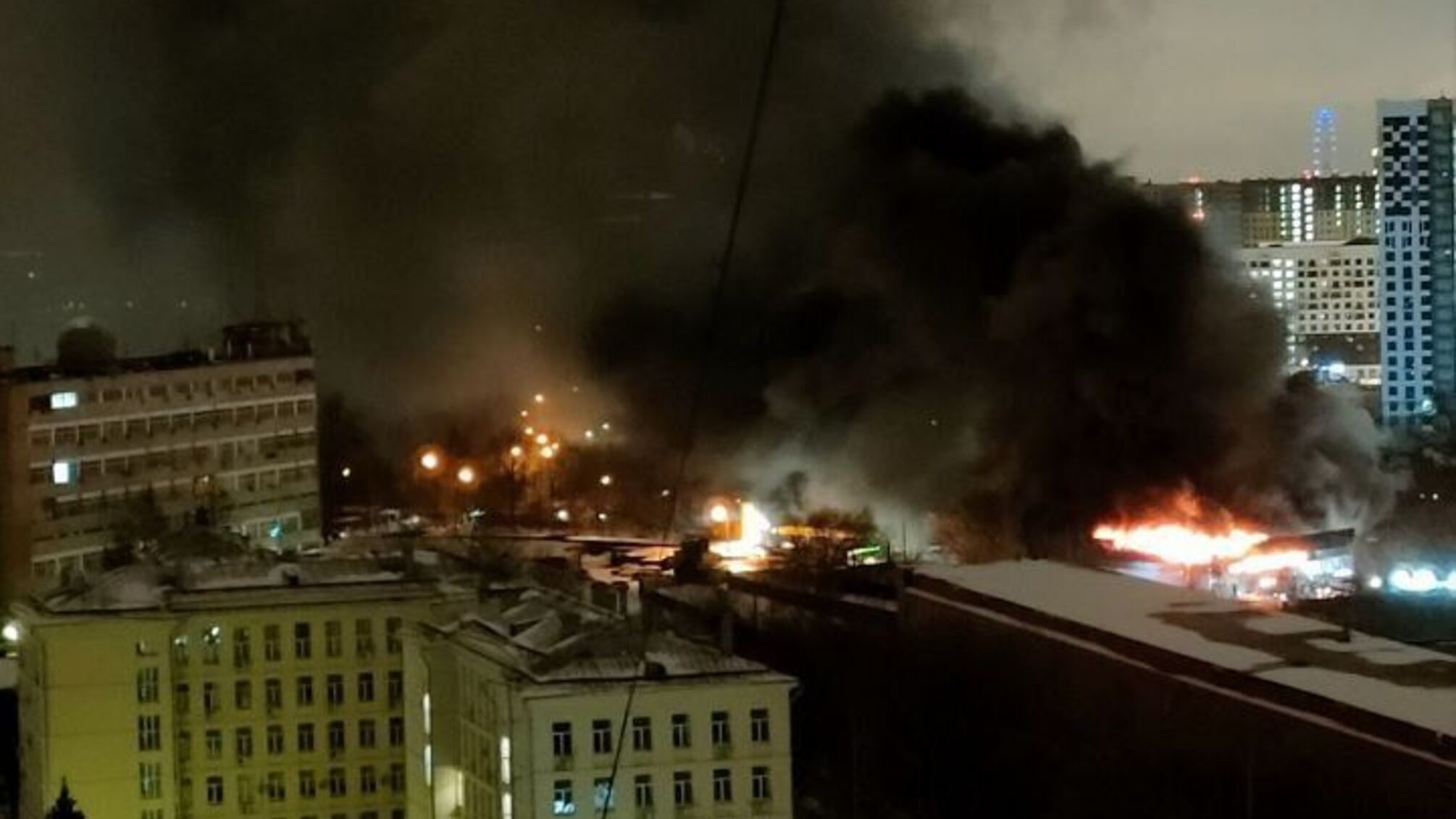 У Москві – масштабна пожежа: палає біля будівлі військового техцентру (відео)