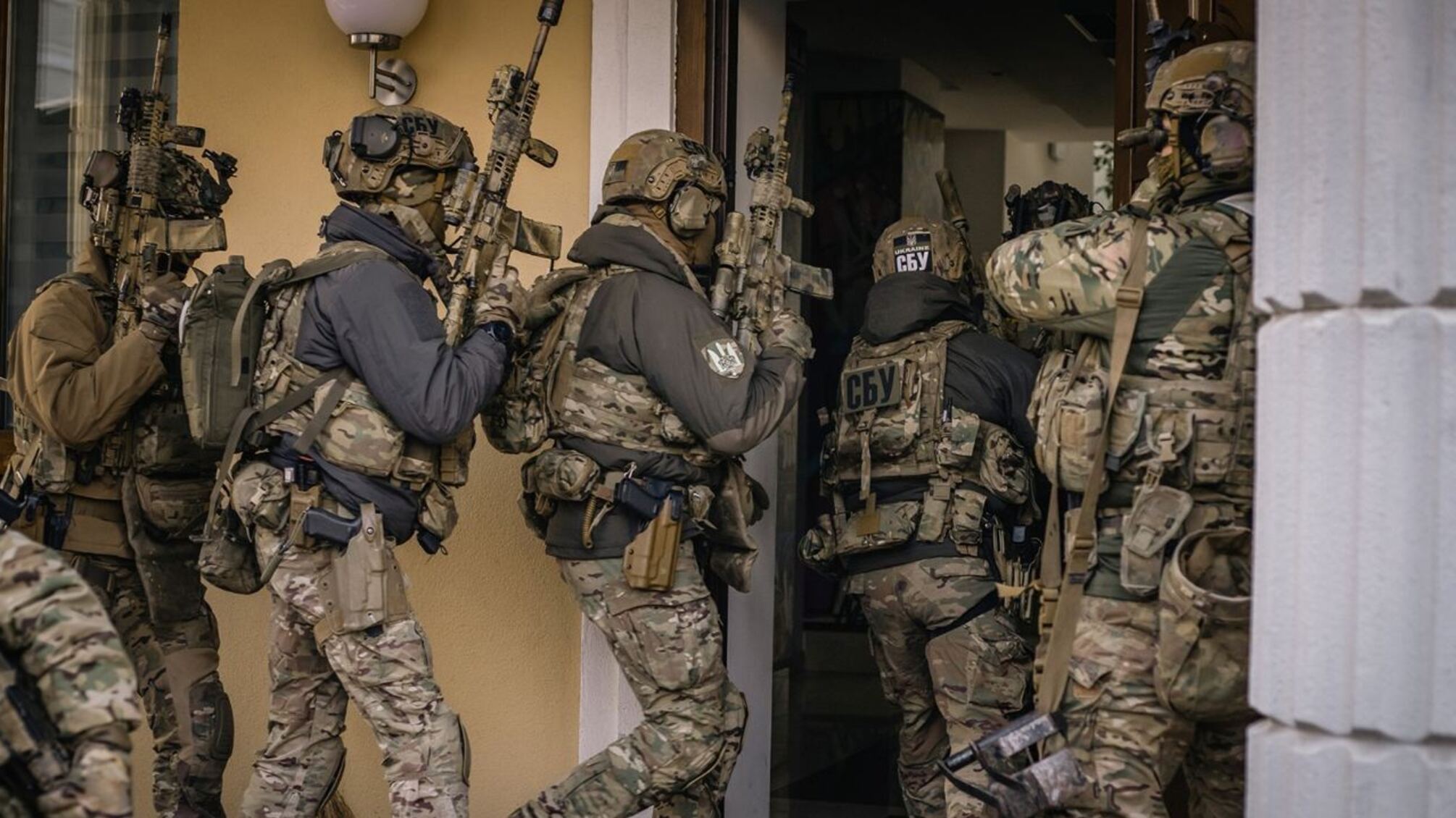 Пытались обворовать карты жителей Мариуполя на 100 млн грн: полиция поймала мошенников