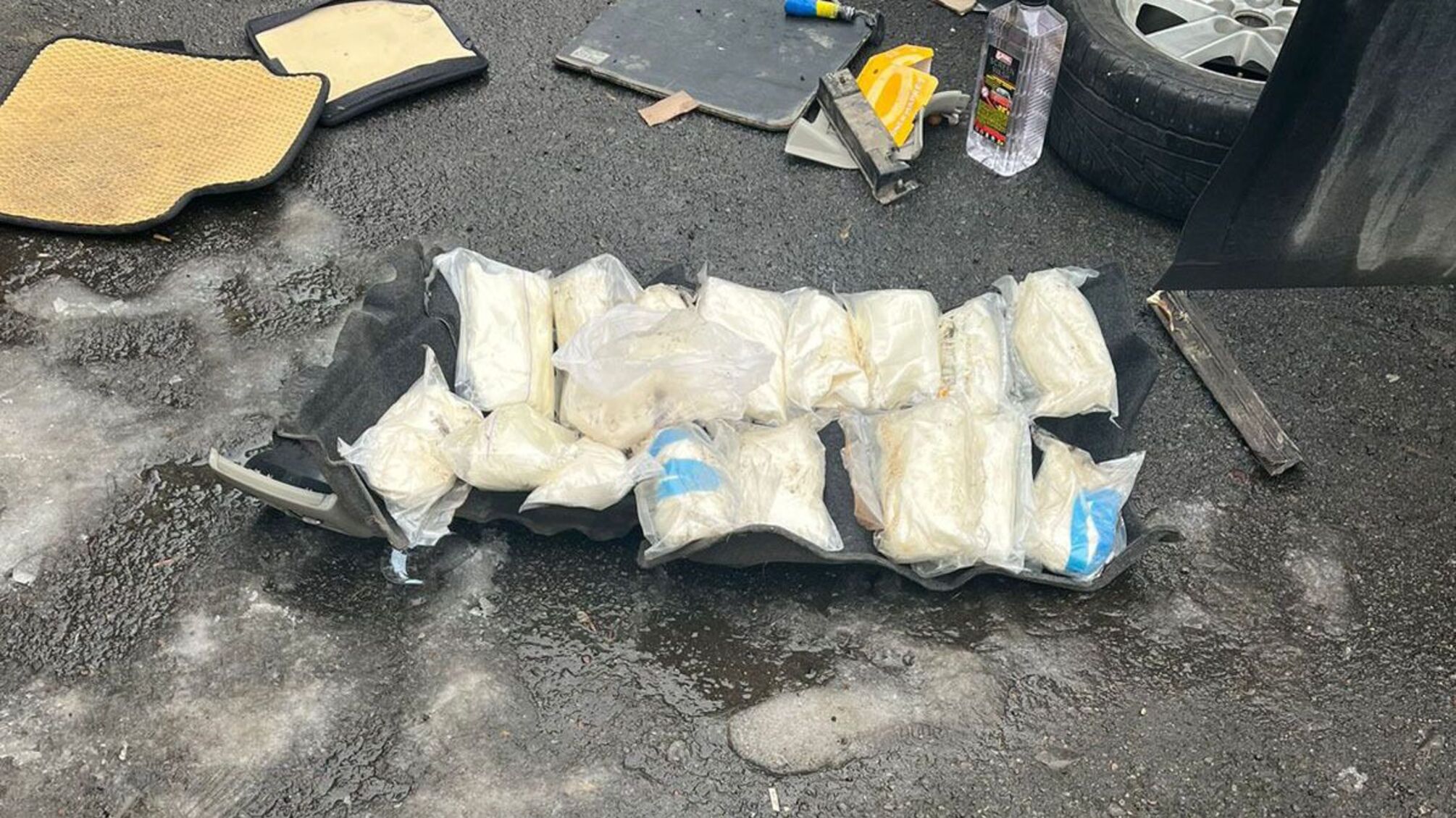 Наркотики, попередньо мефедрон, були утрамбовані в поліетиленові пакети