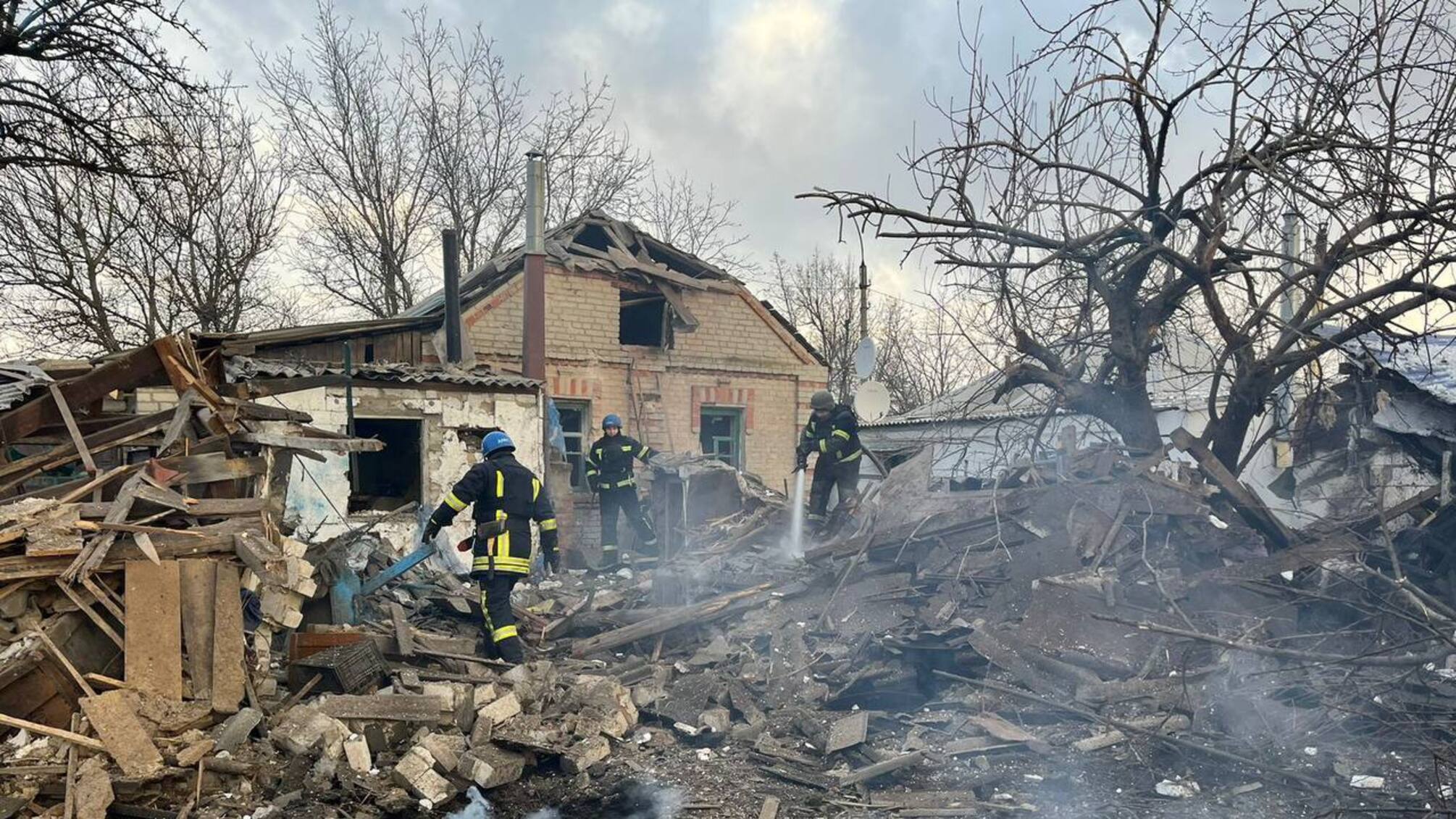 Поцілили по житлових будинках: окупанти обстріляли Куп'янськ ракетами (фото)