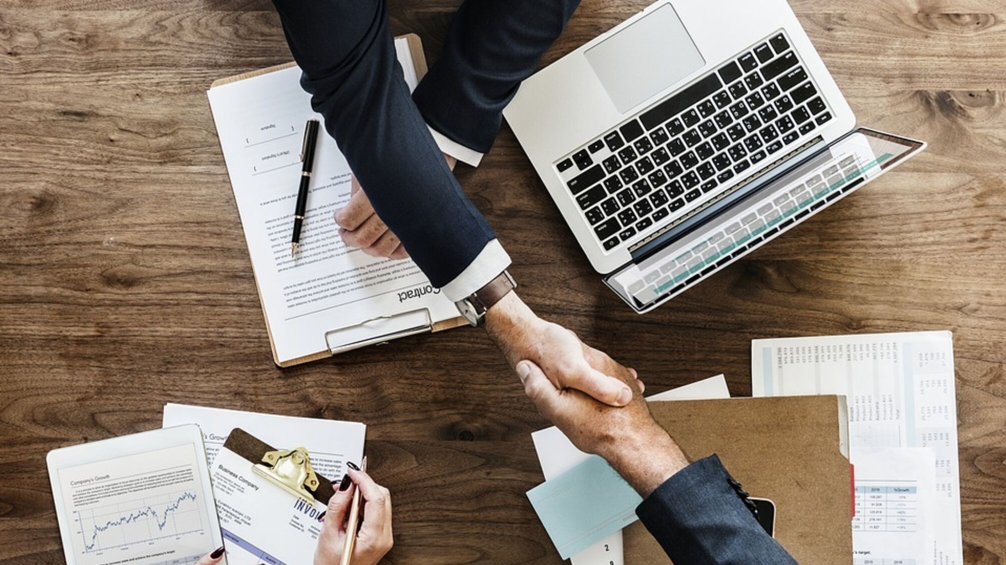 С помощью поддельных документов пыталась завладеть активами 28 предприятий: в столице разоблачили преступную группу