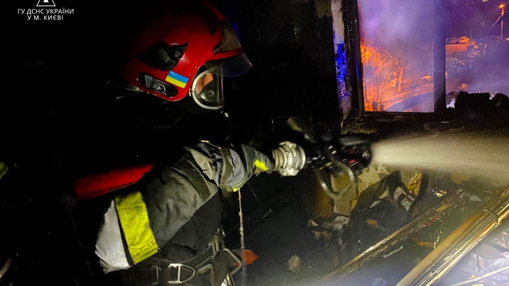 В Киевской области - пожар: бойцы ГСЧС спасли из горящего офиса трех человек (фото)