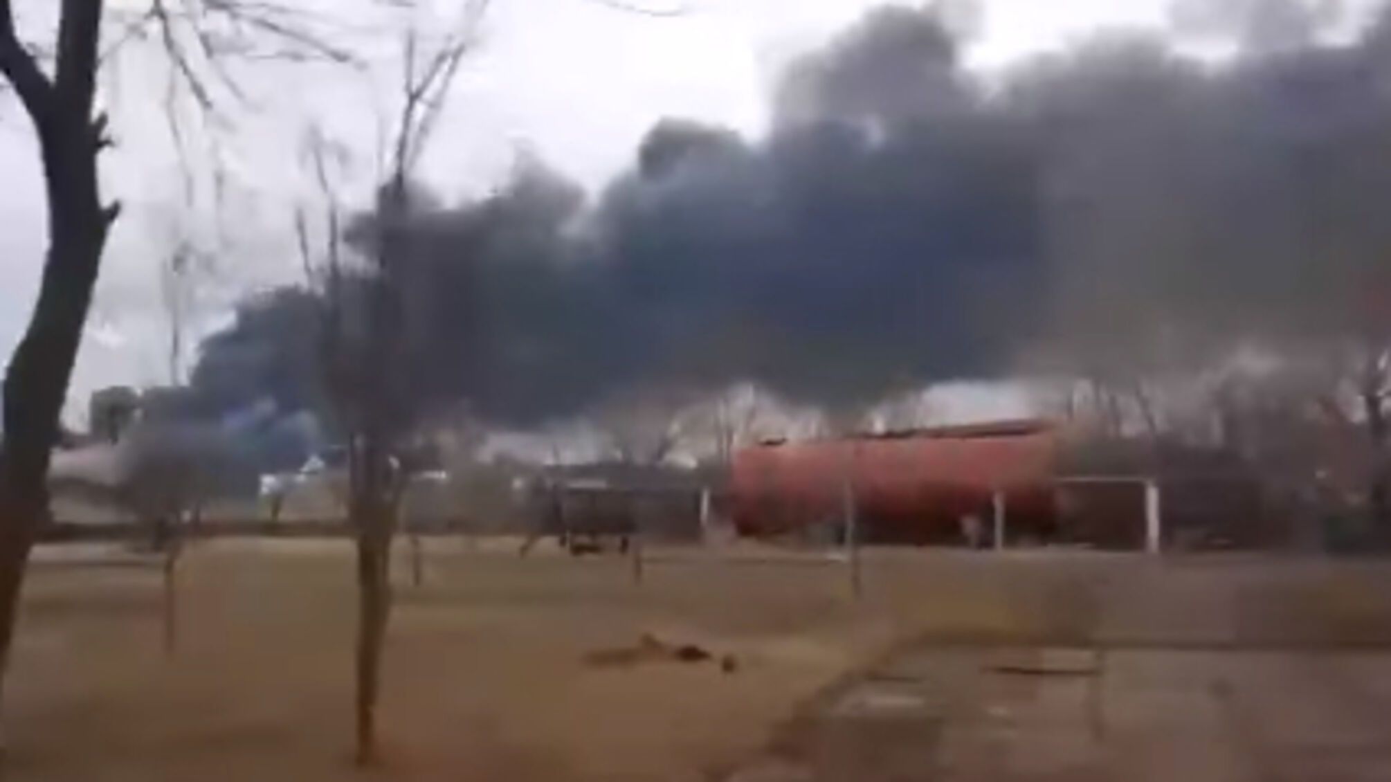 В Бердянске горит база отдыха, где лечили русских солдат (видео)