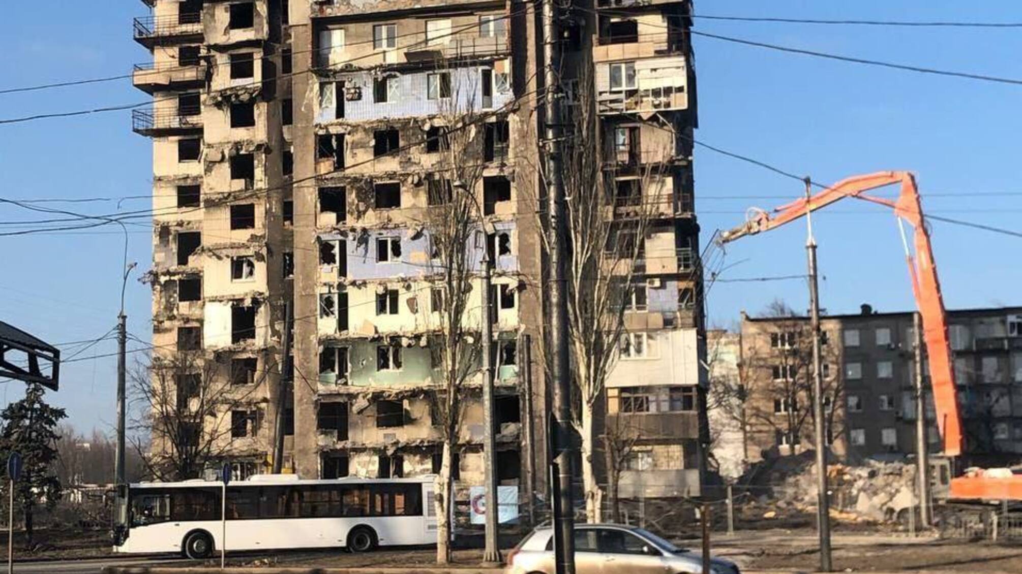 В Мариуполе оккупанты сносят многоэтажку, где нашли около 200 тел погибших: что известно
