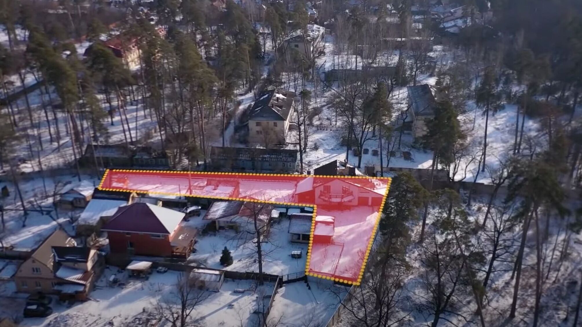 Двухэтажный дом вместо гаража: под Киевом мужчина захватил участок и претендует на землю соседей