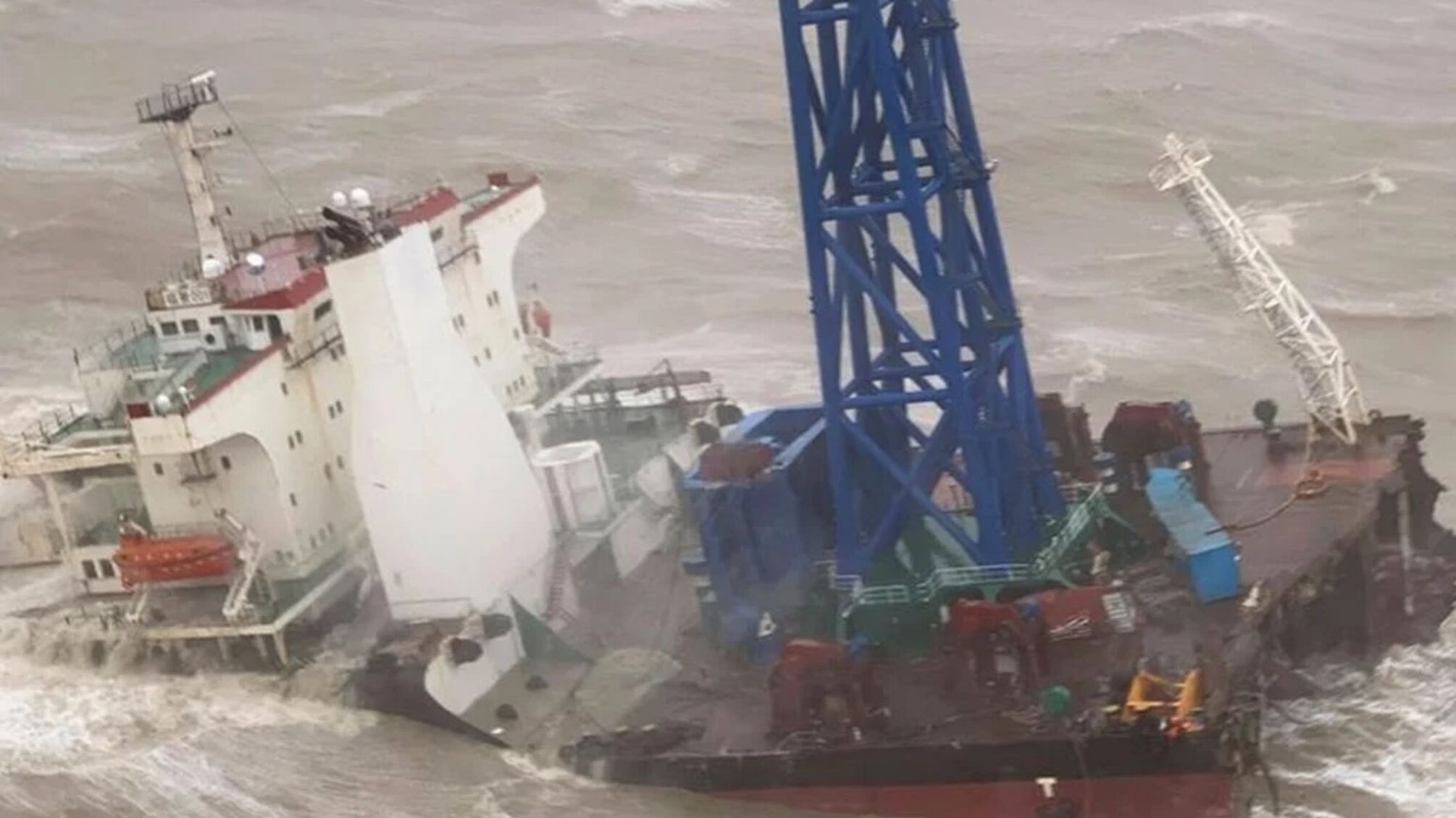 Грузовое судно с российским экипажем затонуло в Черном море