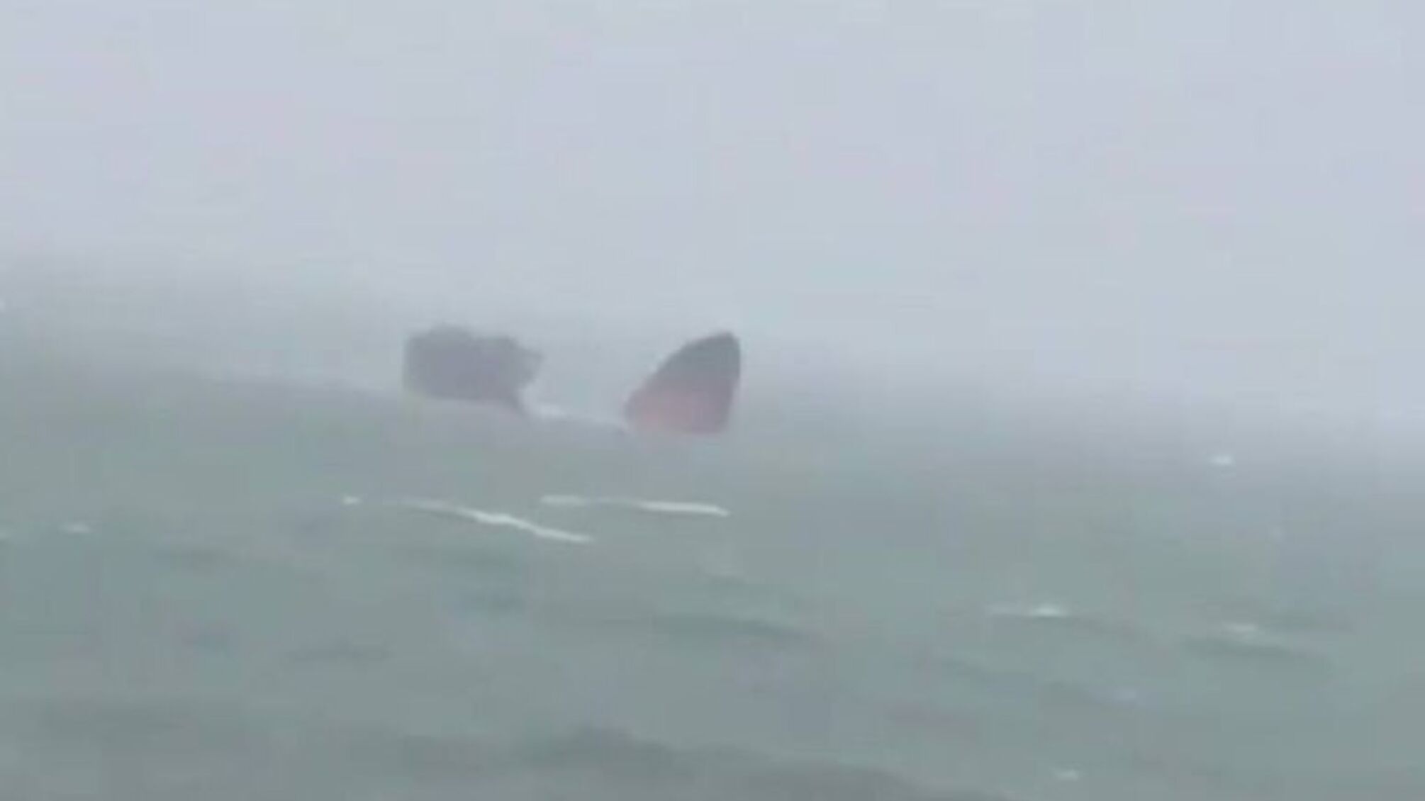 У Чорному морі затонуло судно Seamark, на облавку знаходилися 11 росіян (відео) 