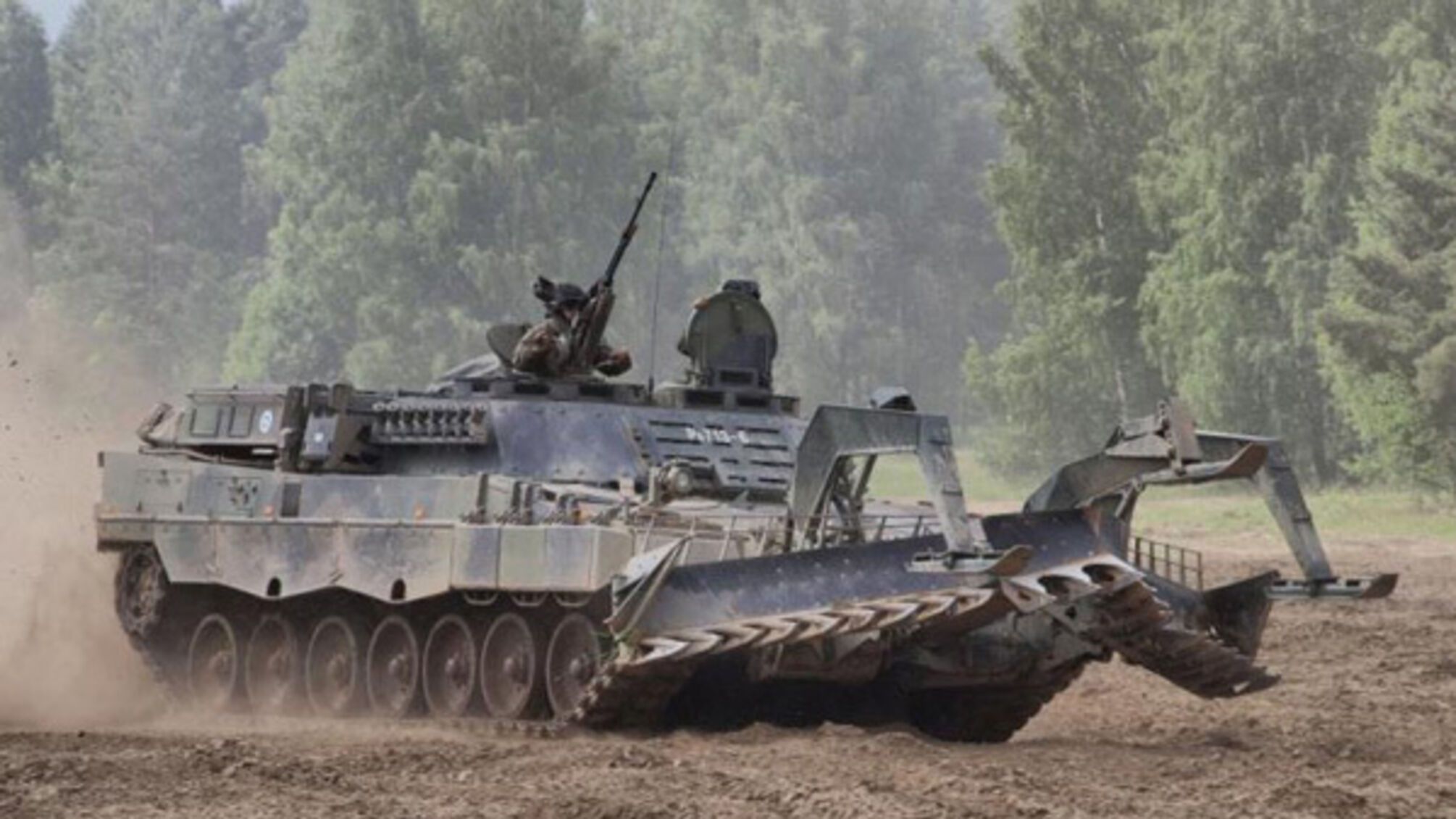 Финляндия передаст Украине три танка Leopard 2 для разминирования территории, – Минобороны
