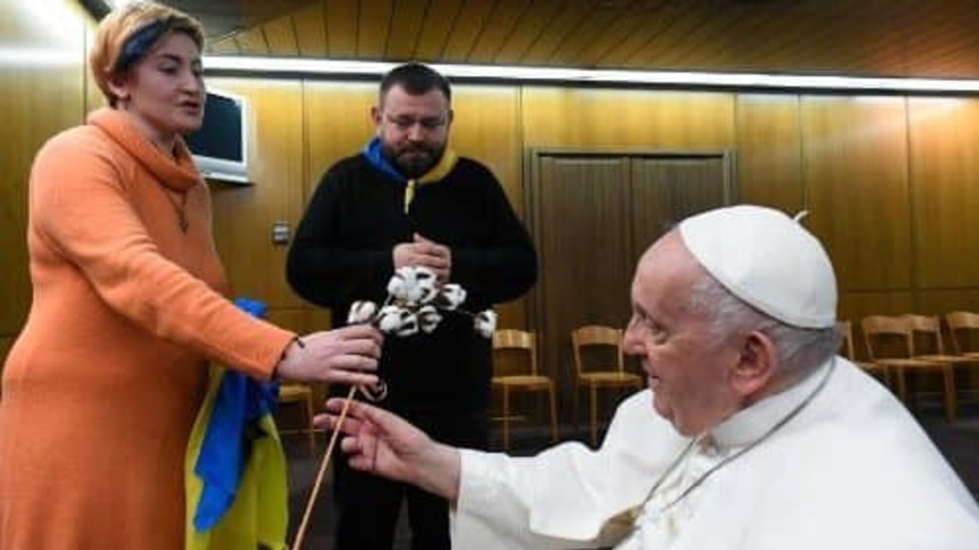 Папа Римський носить браслет зроблений із сталі 'Азовсталі' (фото) 