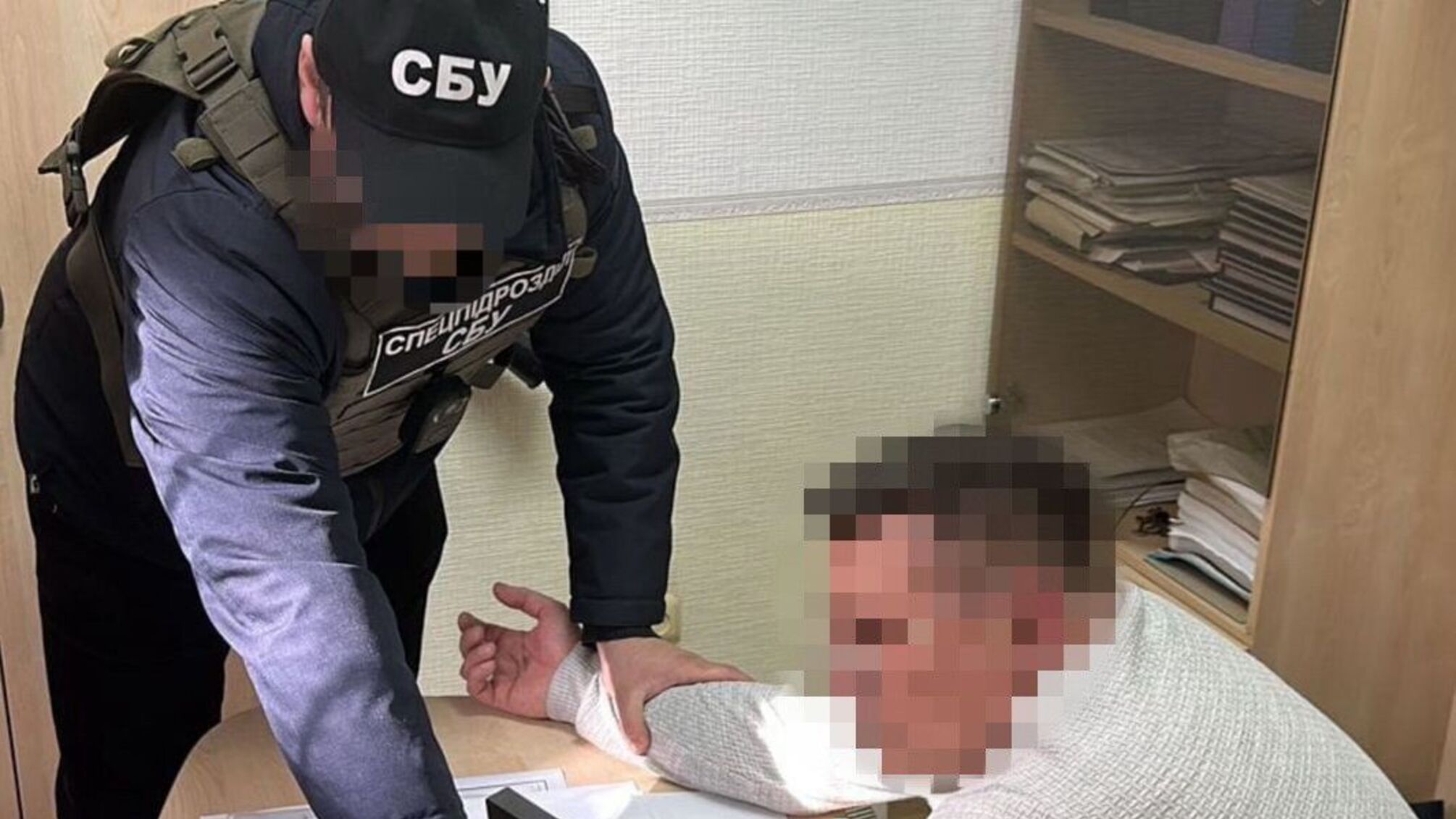 Чиновника задержали на рабочем месте во время получения очередной взятки