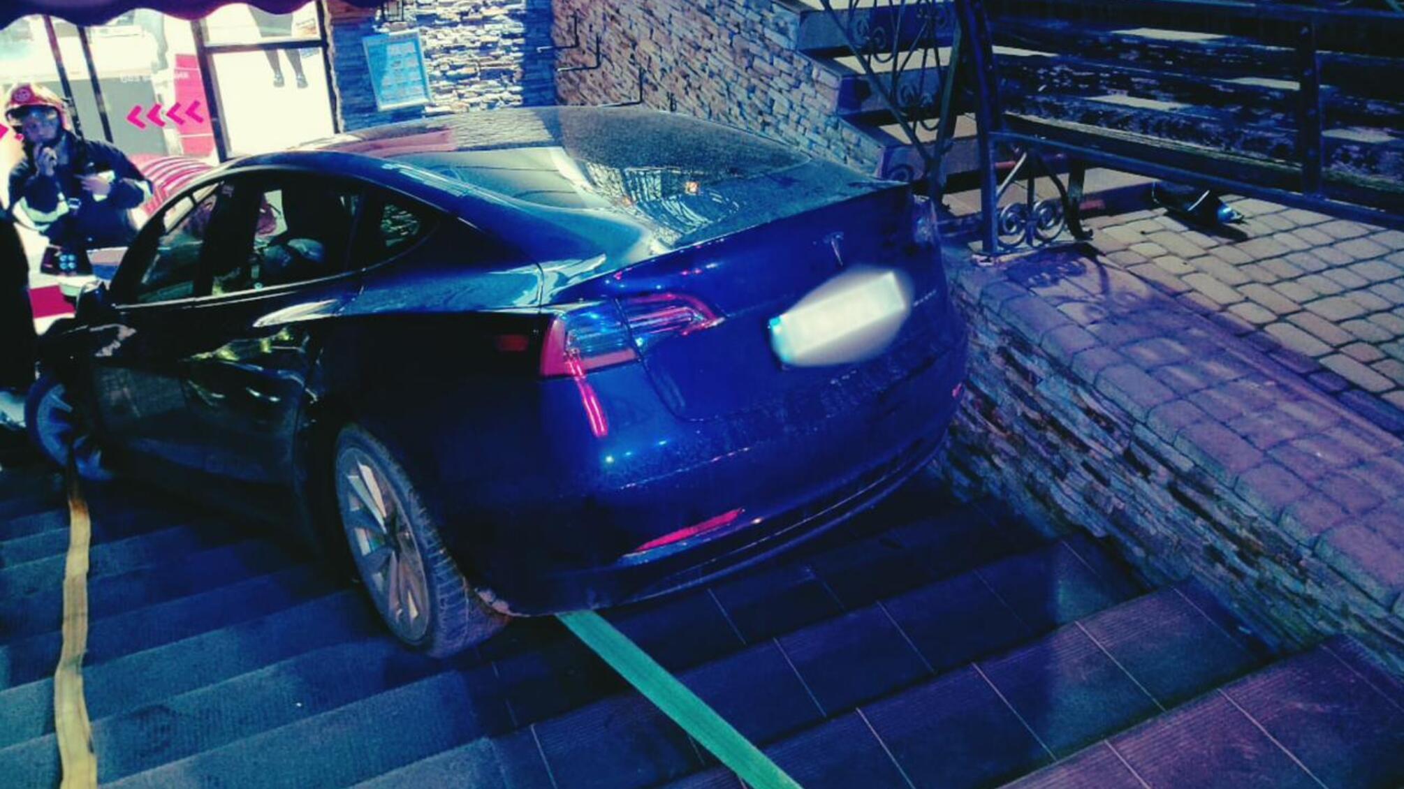 ДТП на Франківщині: водійка Tesla на смерть збила пішохода (фото) 