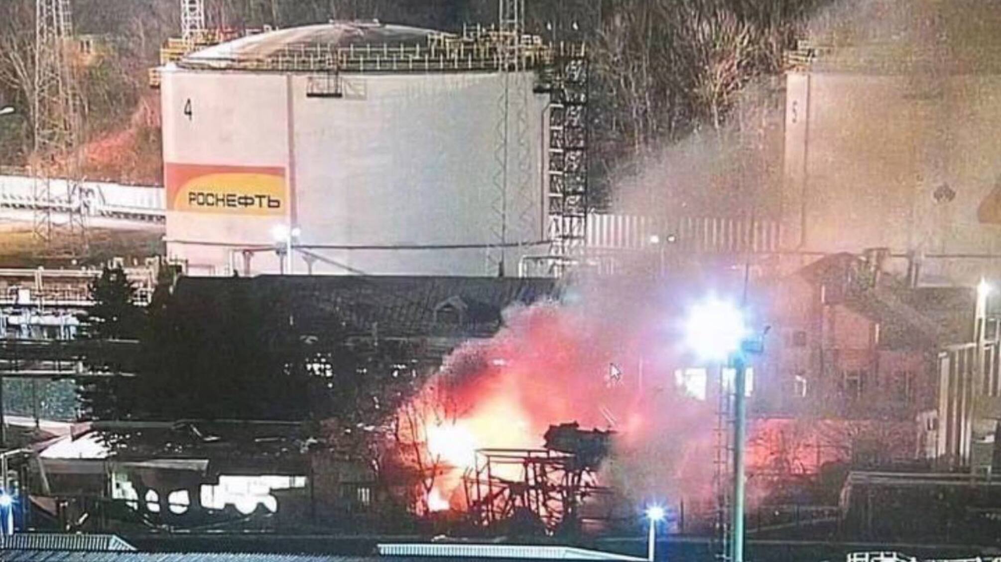 В Краснодарском крае рф 'неизвестные беспилотники' взорвали местную нефтебазу: начался пожар (видео)