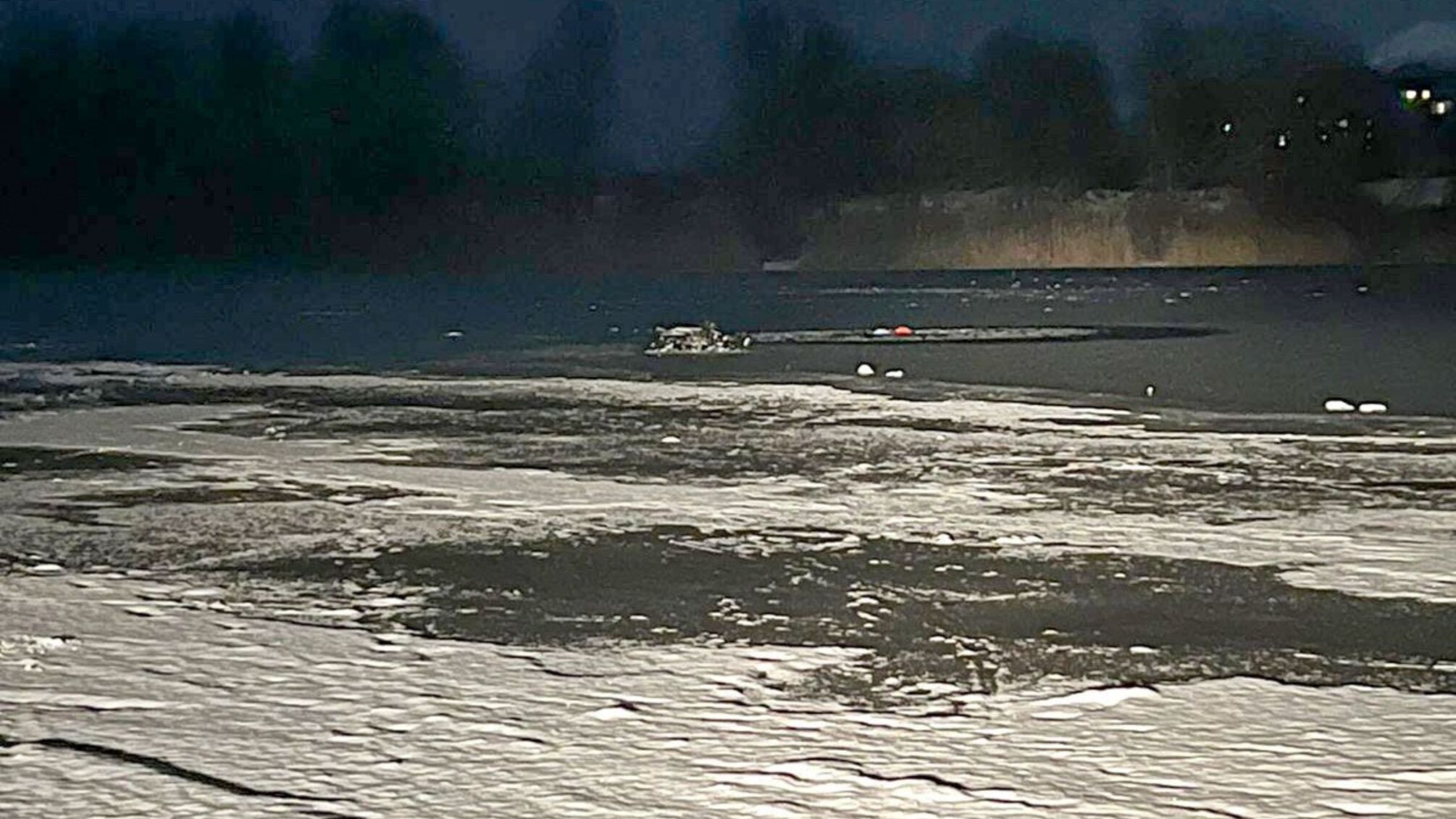 На Полтавщине мужчина и пятимесячный младенец провалились под лед на Днепре