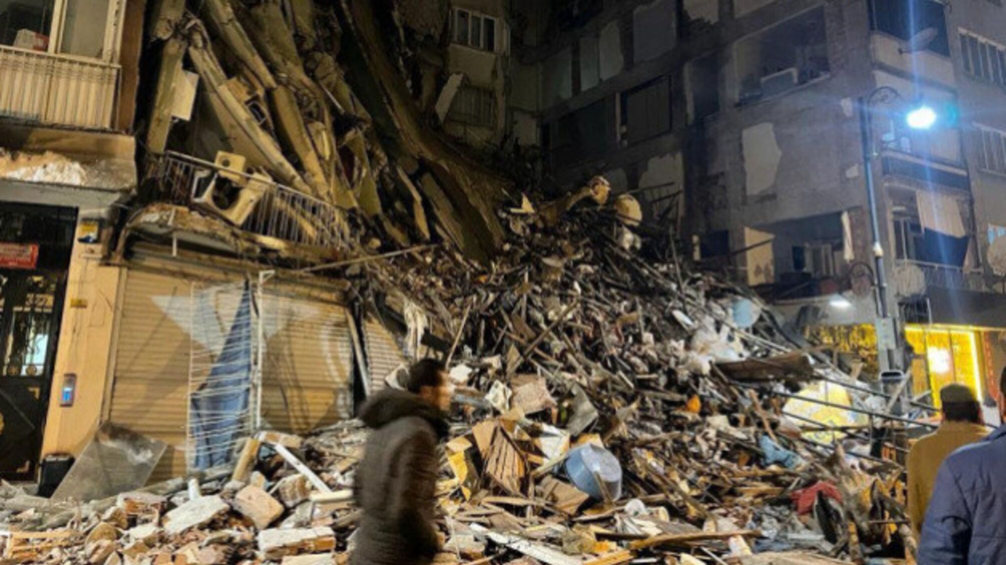 В Турции на границе с Сирией произошло землетрясение магнитудой 7,8 баллов: погибли сотни человек (видео)