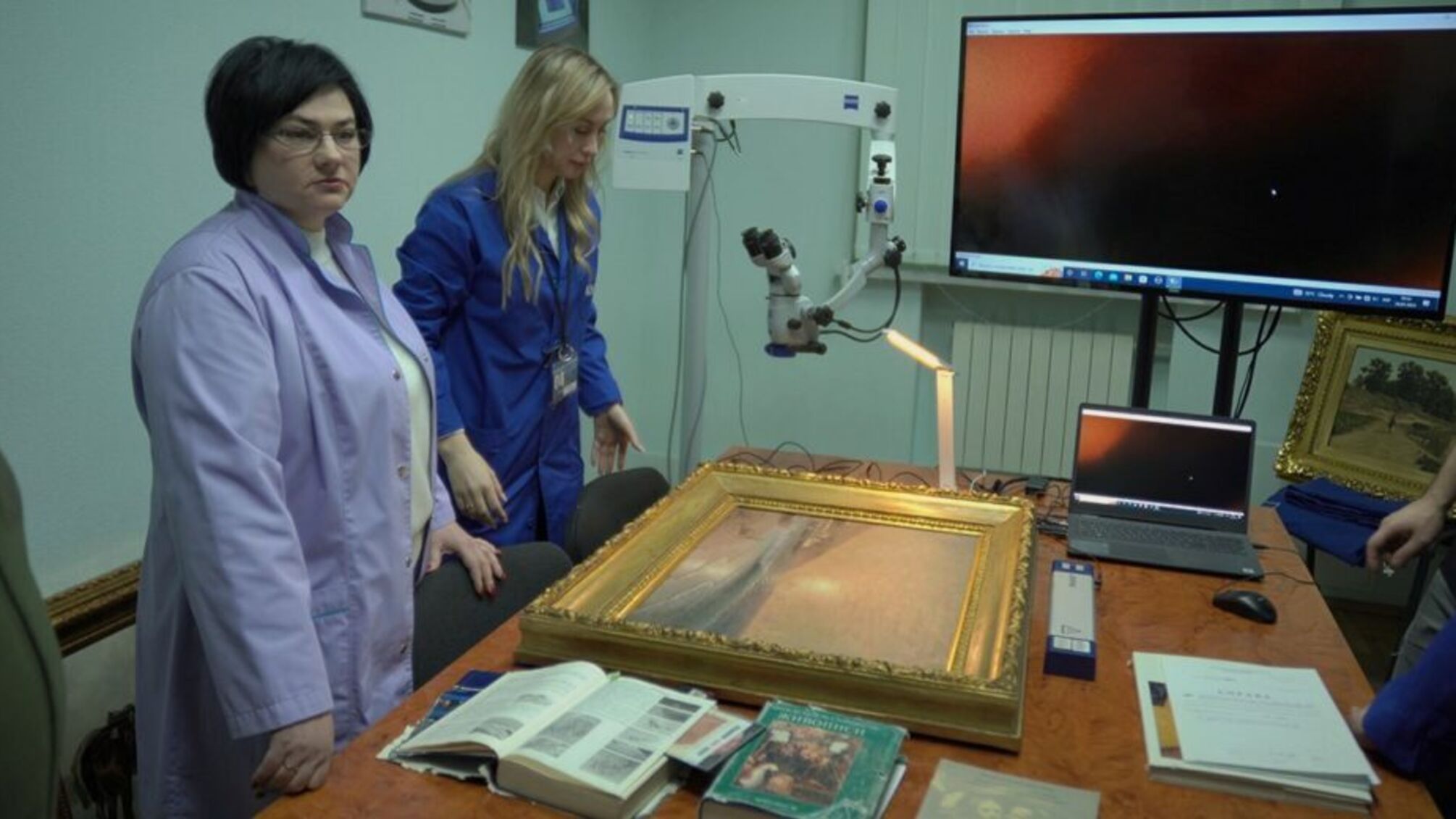 Мистецтвознавці Київського науково-дослідного інституту під час оцінки картини Айвазовського