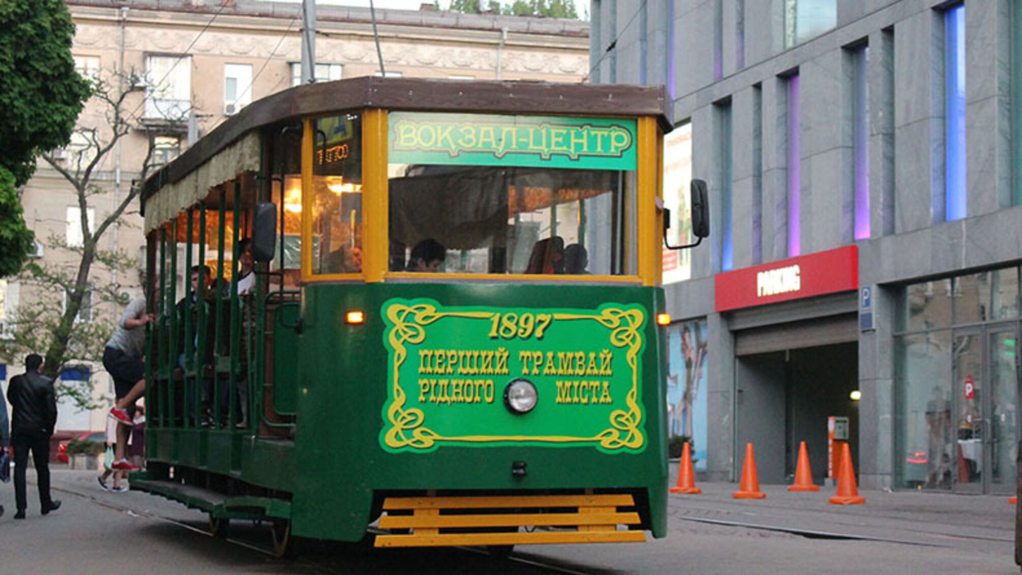 В Днепре девушка съела фальшивые 500 грн после того, как пыталась им рассчитаться в трамвае