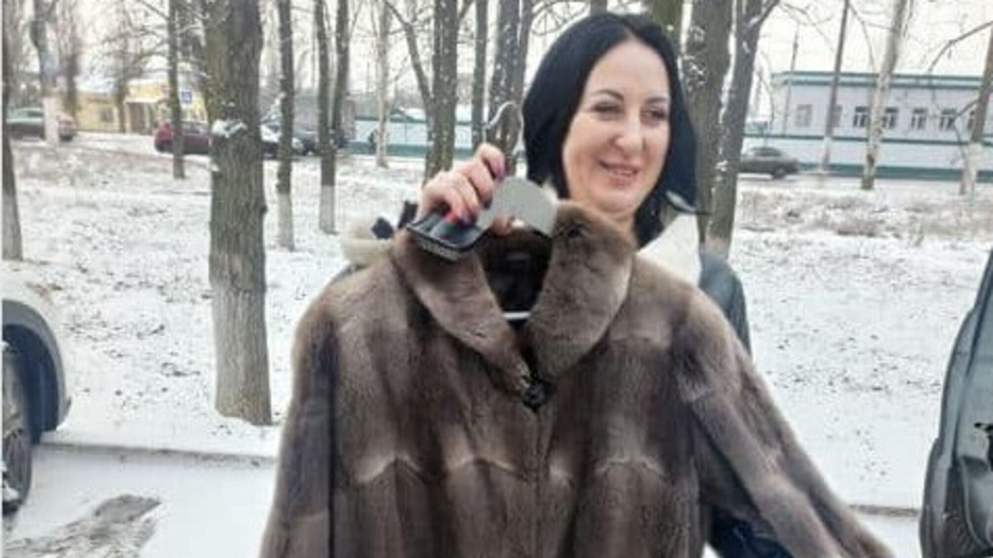 Шуба вместо мужчины: вдовам российских военных захватчики раздают меховые изделия (фото, видео)