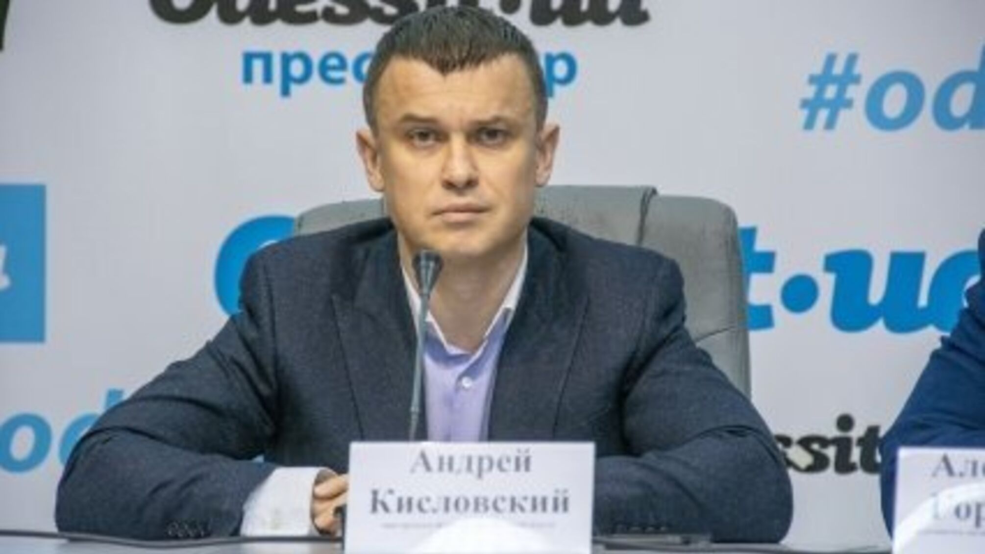 Курил в сессионном зале: депутат Одесского городского совета Андрей Кисловский снова оскандалился (видео)