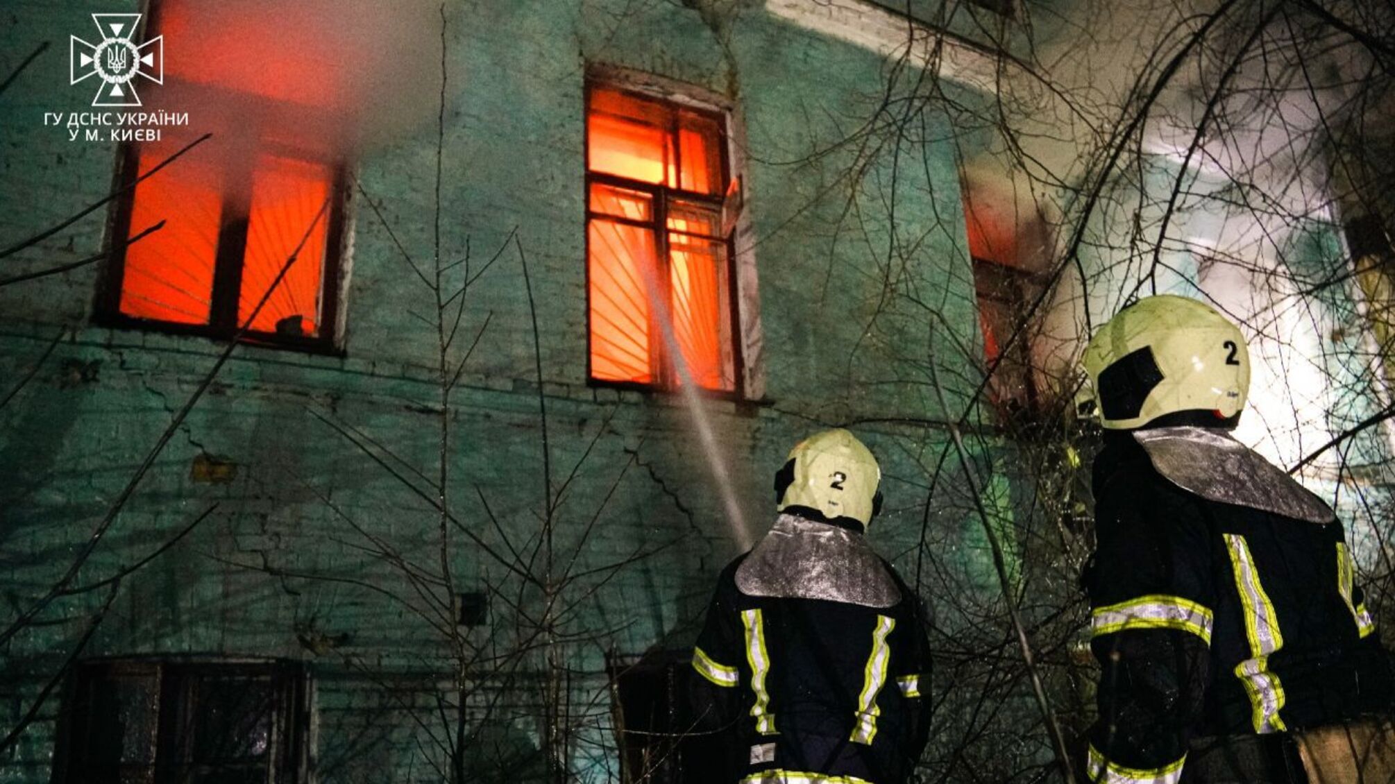 В центрі Києва горів будинок: пожежники знайшли тіло чоловіка (фото)