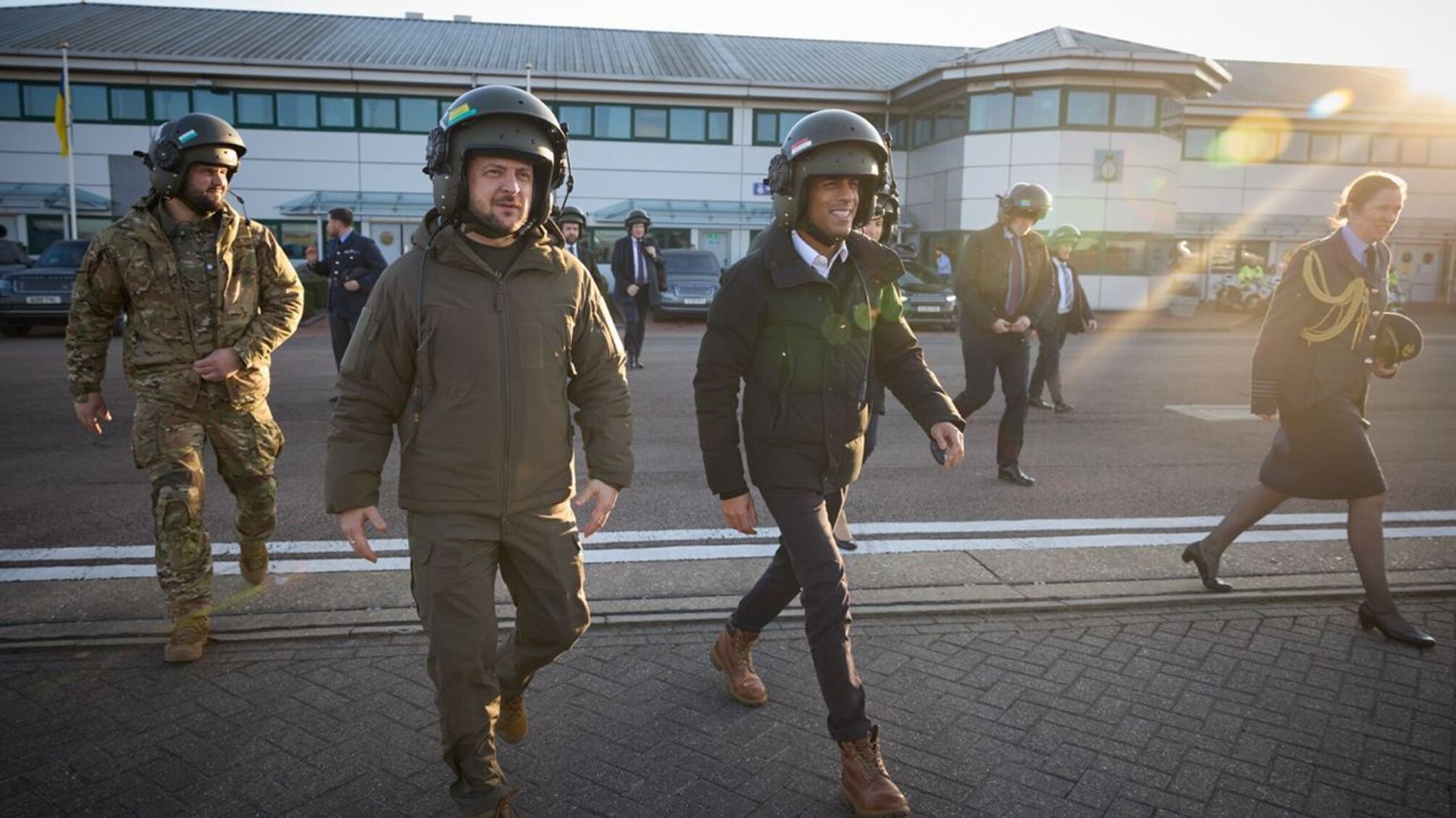 Поездка Зеленского в Британию: визит на военную базу и в Парламент, объятия с журналисткой BBC - подробности