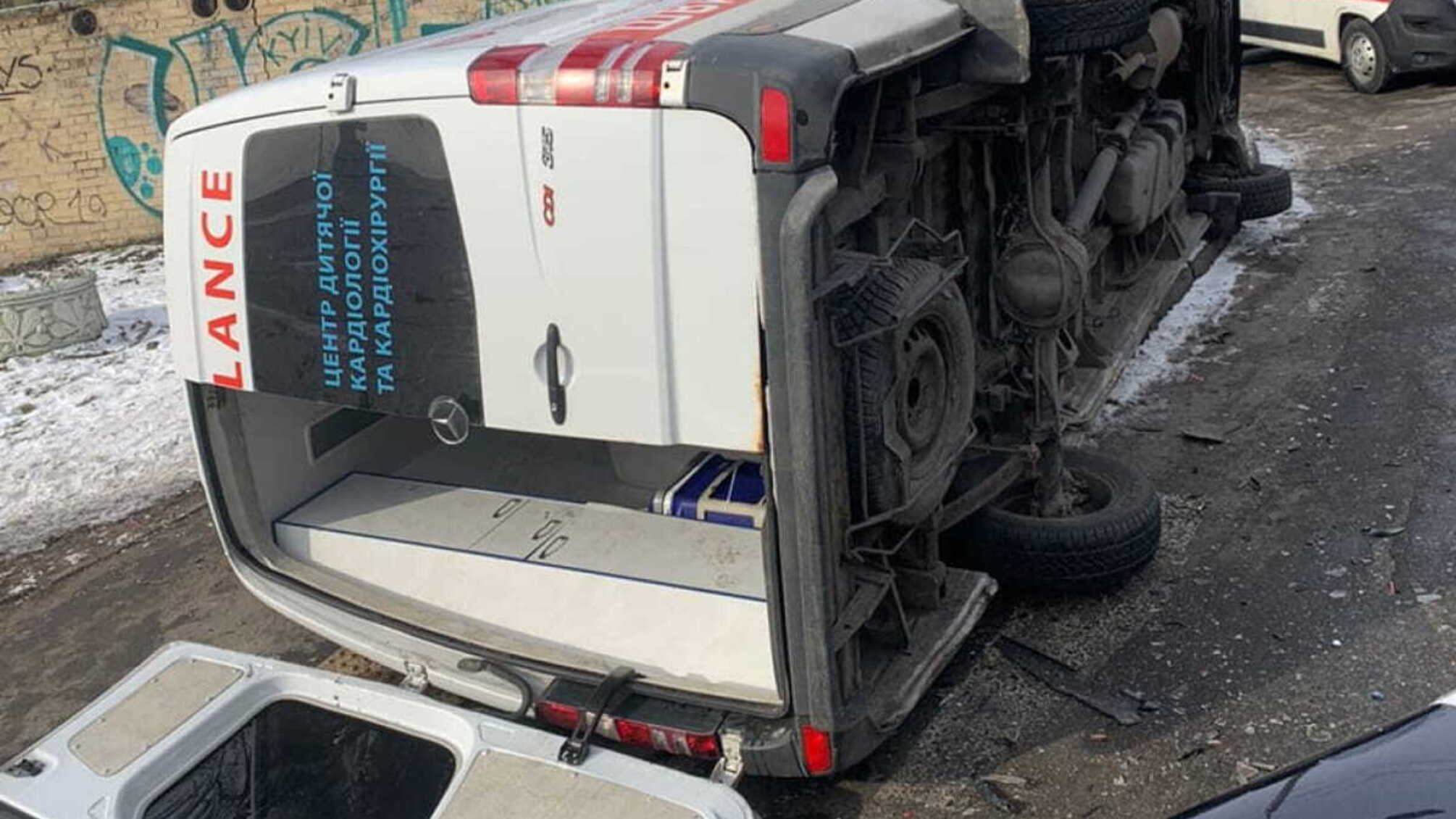 В Киеве произошло ДТП: опрокинулся автомобиль скорой, есть пострадавшие, среди них – ребенок