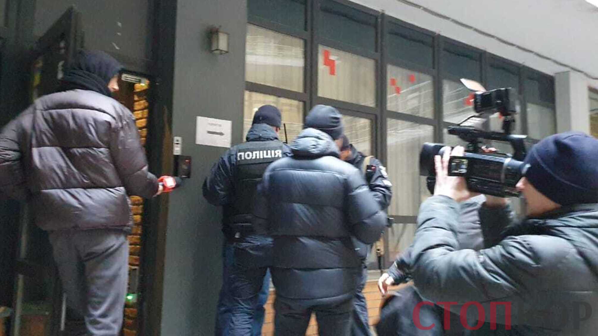 журналисты у дверей