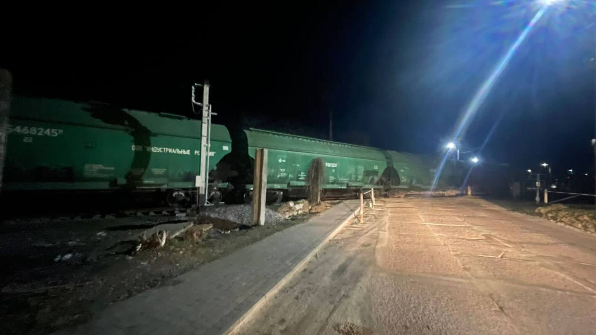 В Борисполе сошел с рельсов грузовой поезд, движение поездов было приостановлено (фото)