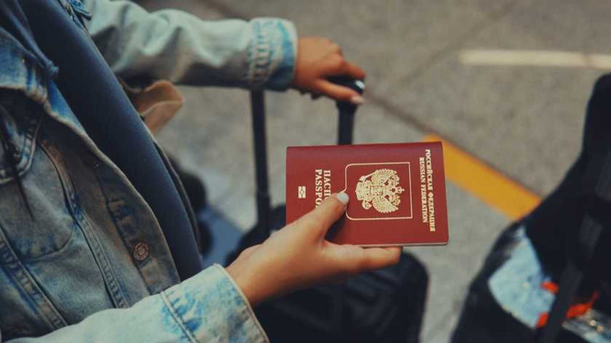В росії у чиновників почали забирати закордонні паспорти: деталі