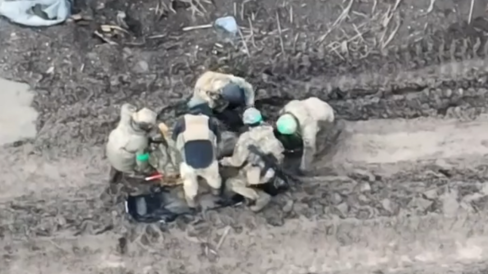 'По колена в грязи': бойцы ТРО показали, как происходит эвакуация раненых в Бахмуте (видео)