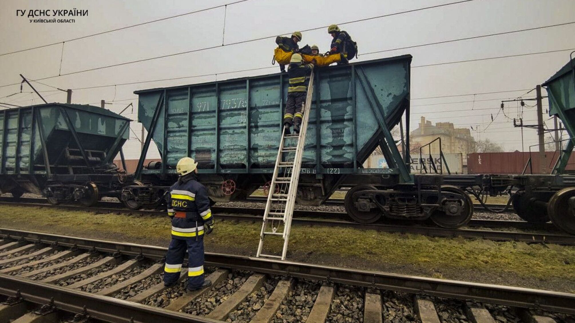 в Киевской области подростки хотели сделать фото на поезде, в результате чего один мальчик погиб