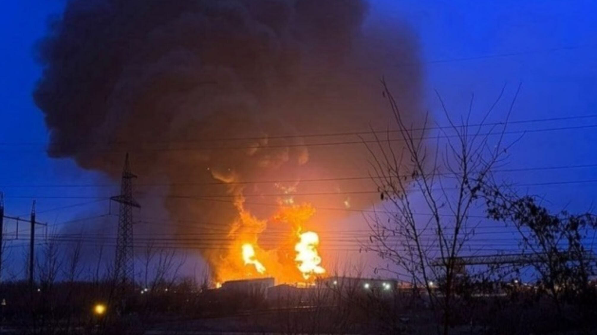 Пожар в россии: снова горят склады на 1600 'квадратах'