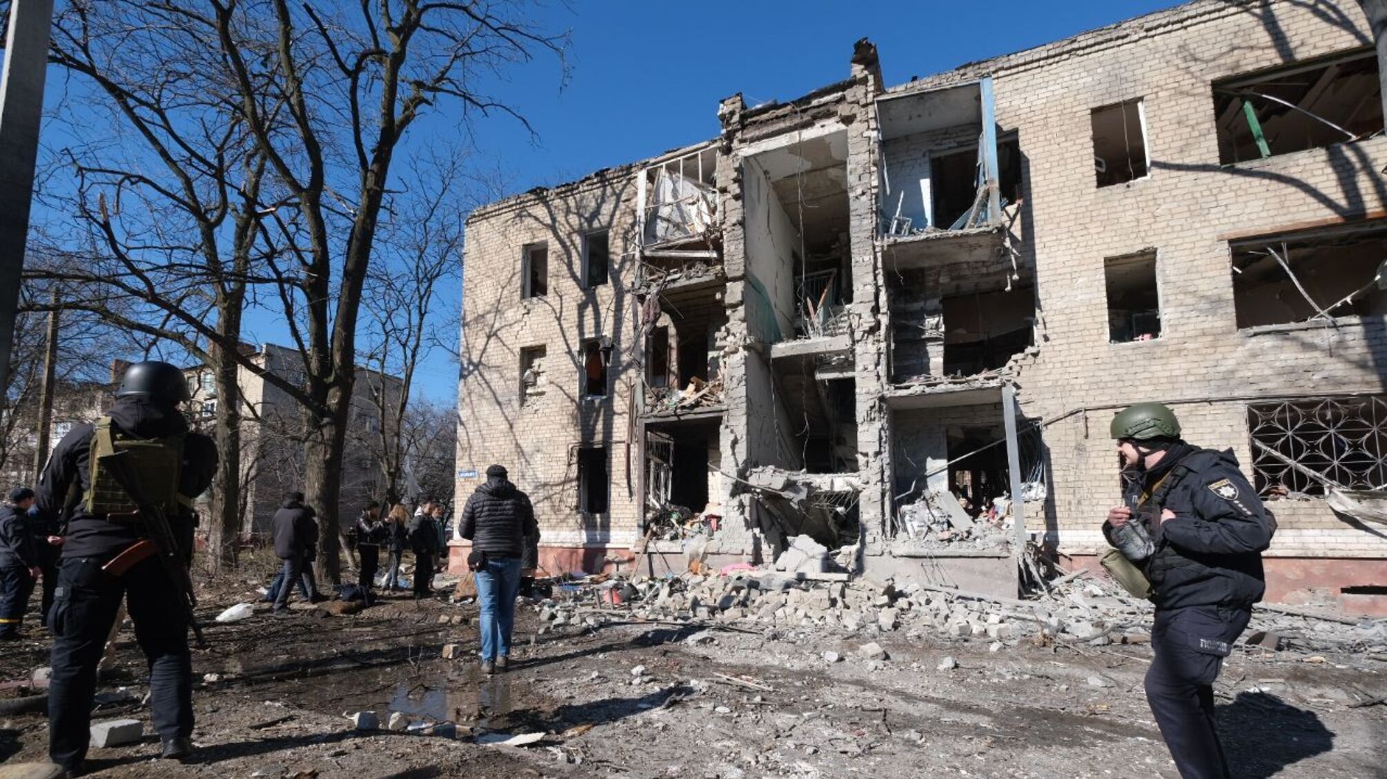 Россияне обстреляли ракетами жилой дом в Краматорске: есть погибший и раненые (фото)