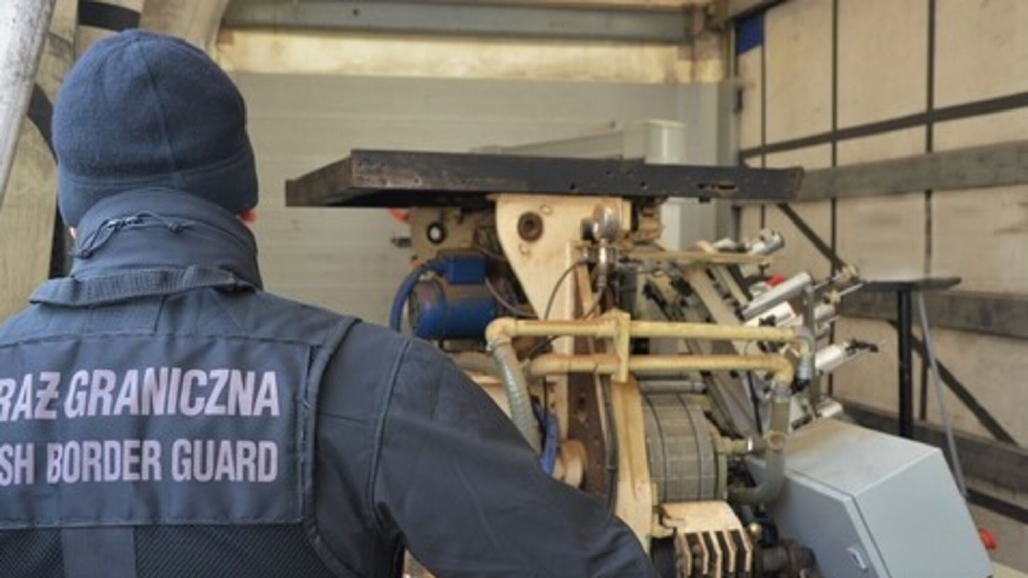 2 млн цигарок на добу: у Польщі викрили злочинну польсько-українську групу (відео)