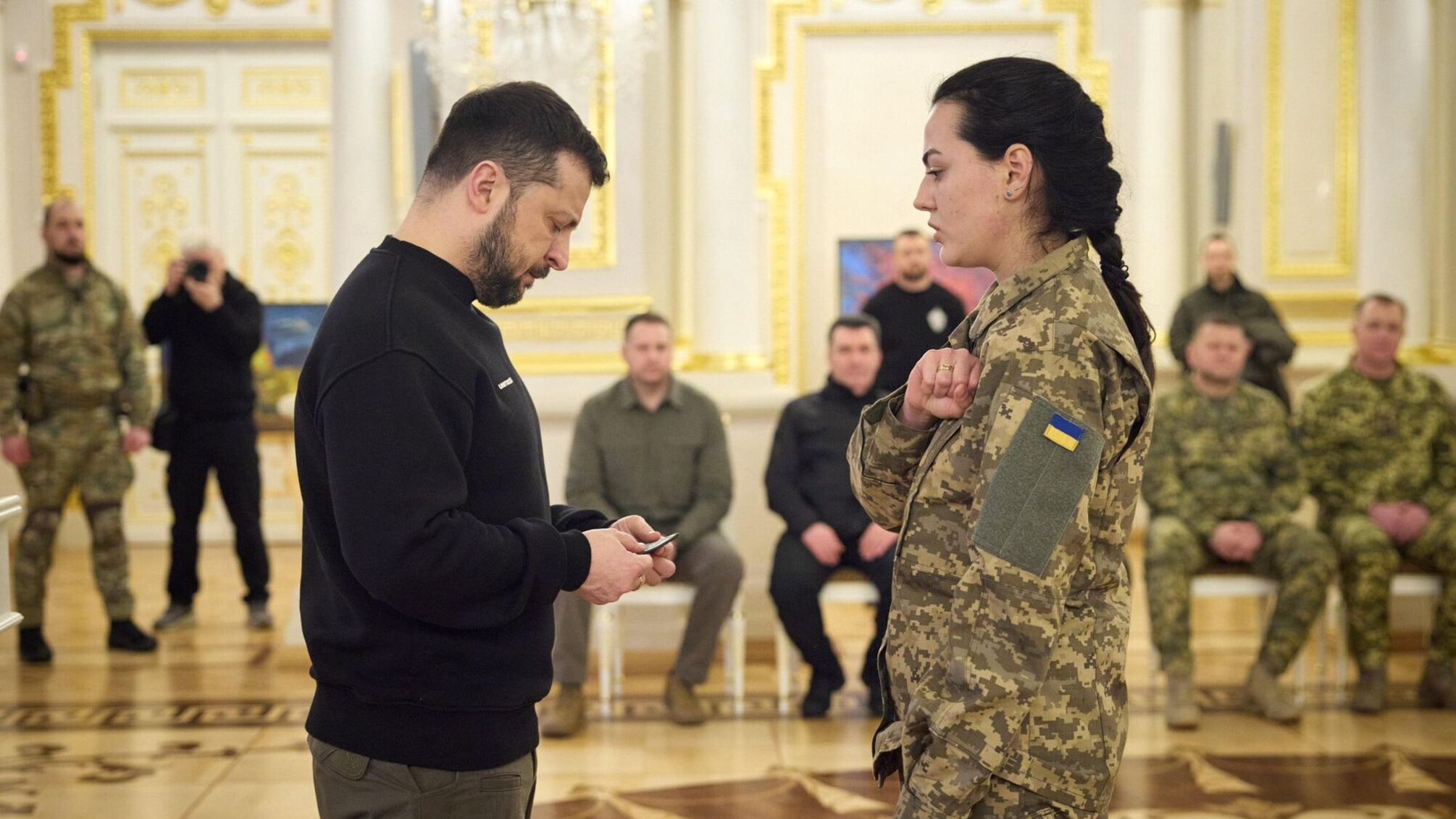 Зеленський отримав особистий бойовий шеврон Дмитра Коцюбайла від його нареченої (фото)