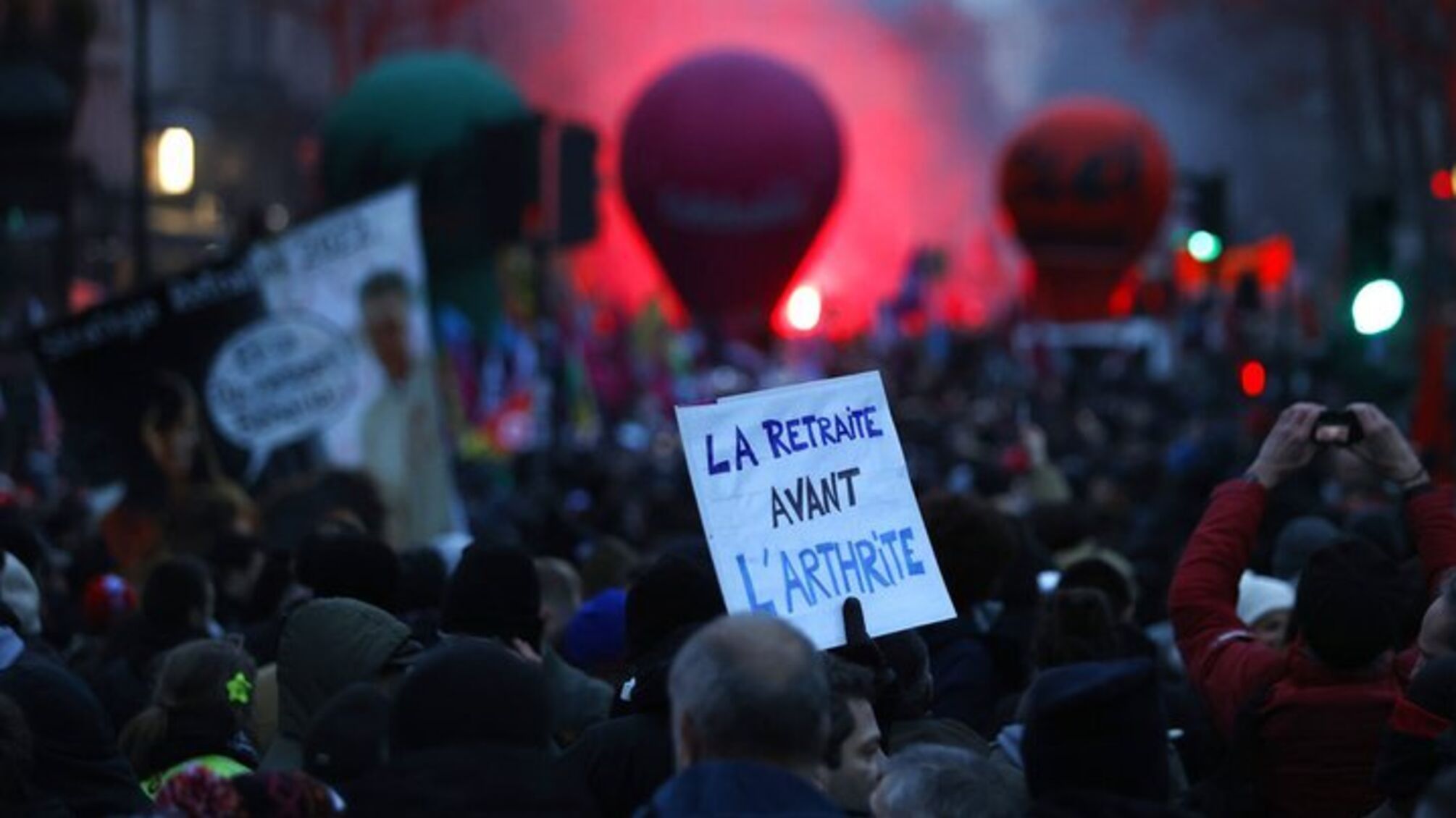 Во Франции – массовые протесты и стычки с полицией после принятия пенсионной реформы (видео)