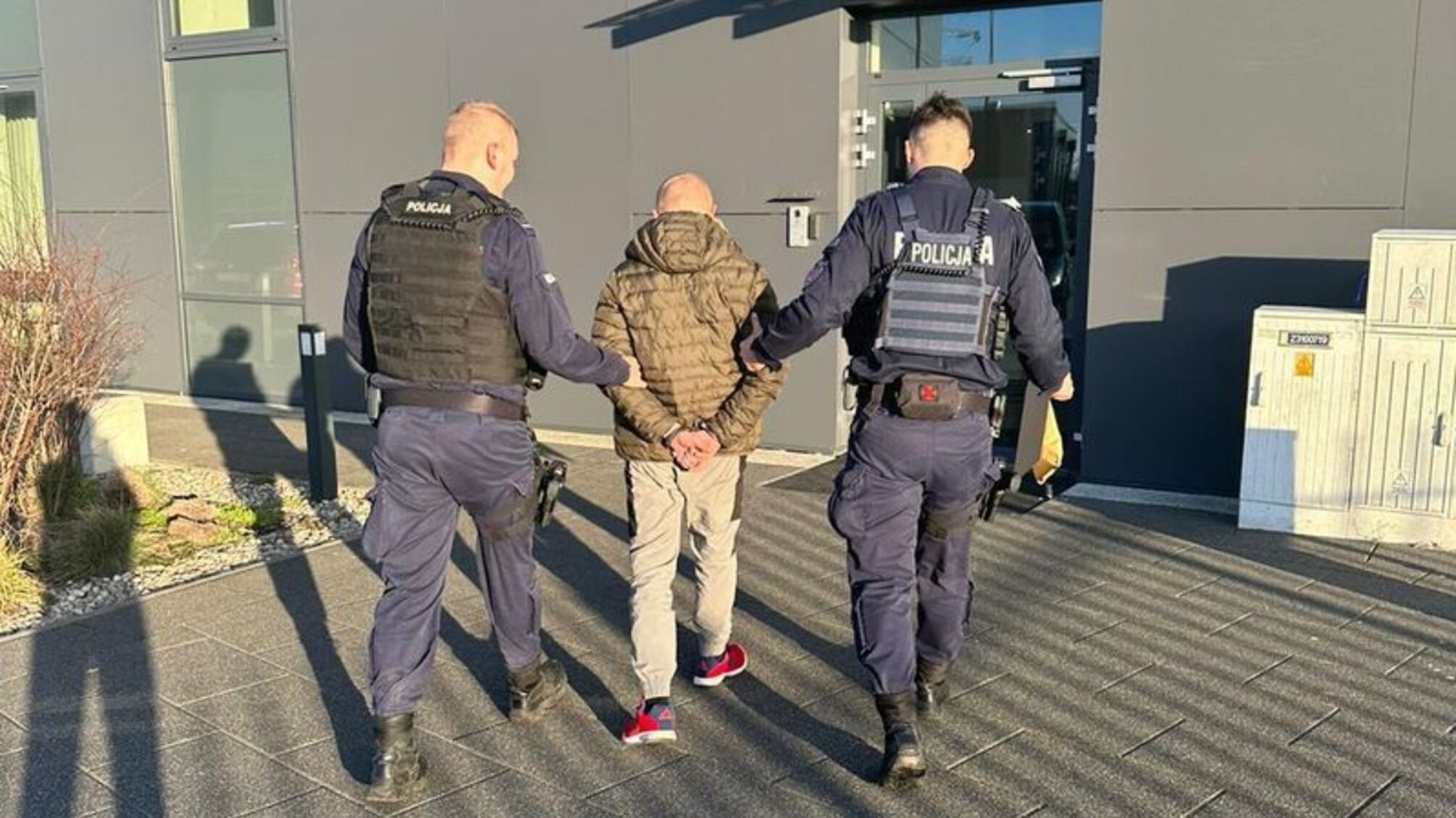 В Польше гражданин Украины пошел на закупки с чужой картой: он задержан