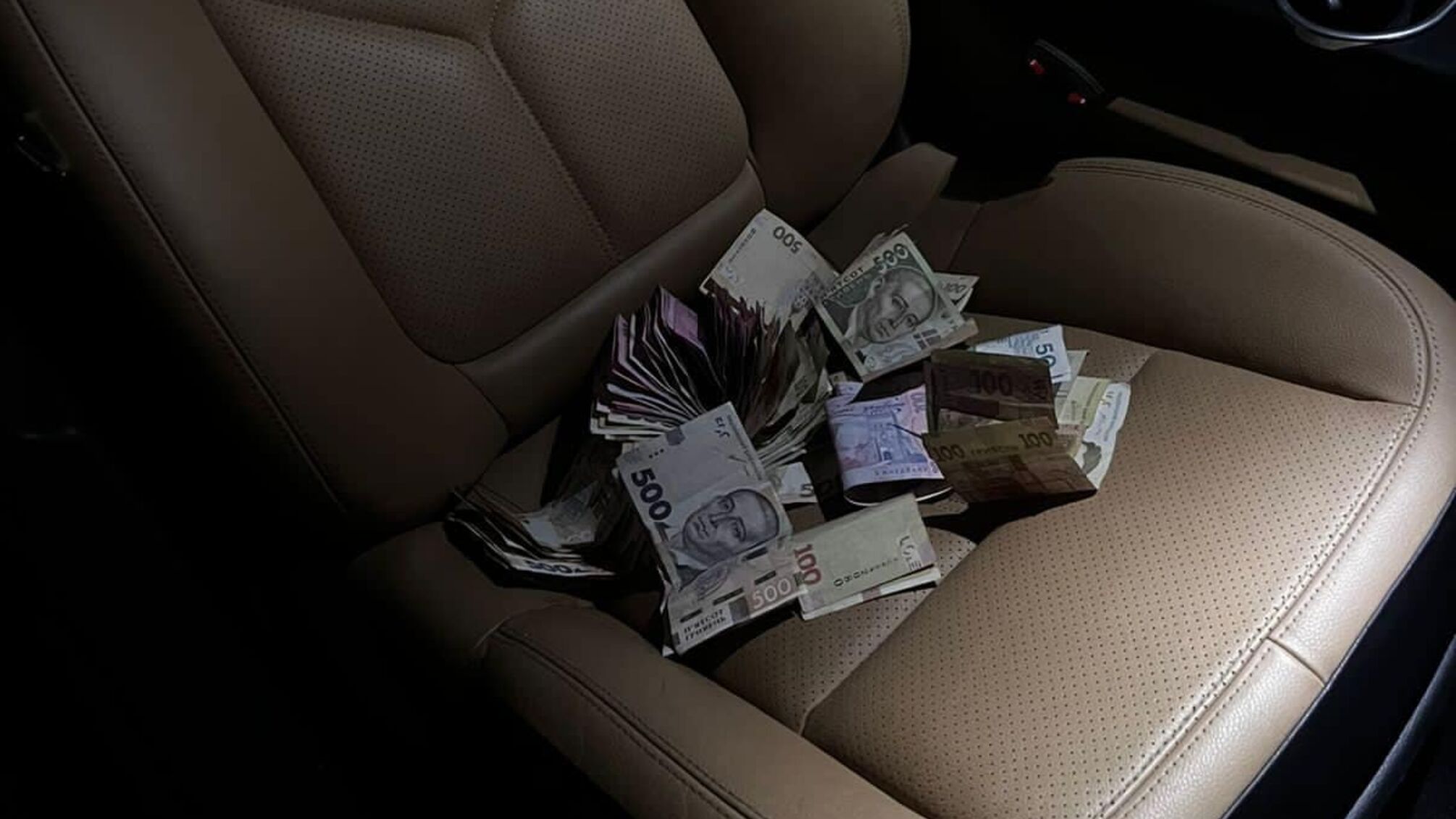 Інспектора Львівської митниці піймали на гарячому