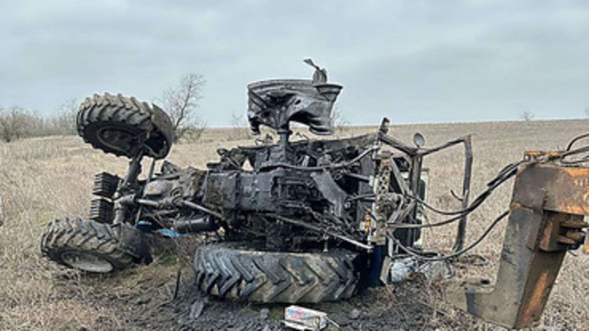 Депутат Николаевского облсовета подорвался на мине в тракторе (фото)
