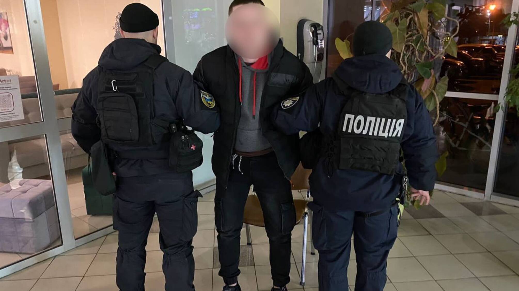В Киевской области ранее судимый мужчина пытался изнасиловать девушку в торговом центре (видео)