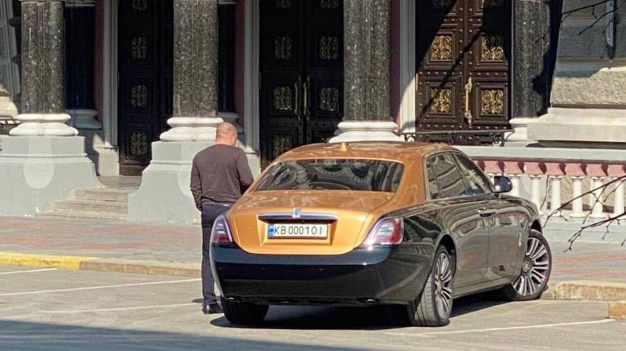 Очільника Нацбанку Пишного помітили біля Rolls Royce, який може належати нардепу Вацаку – фото (оновлено)