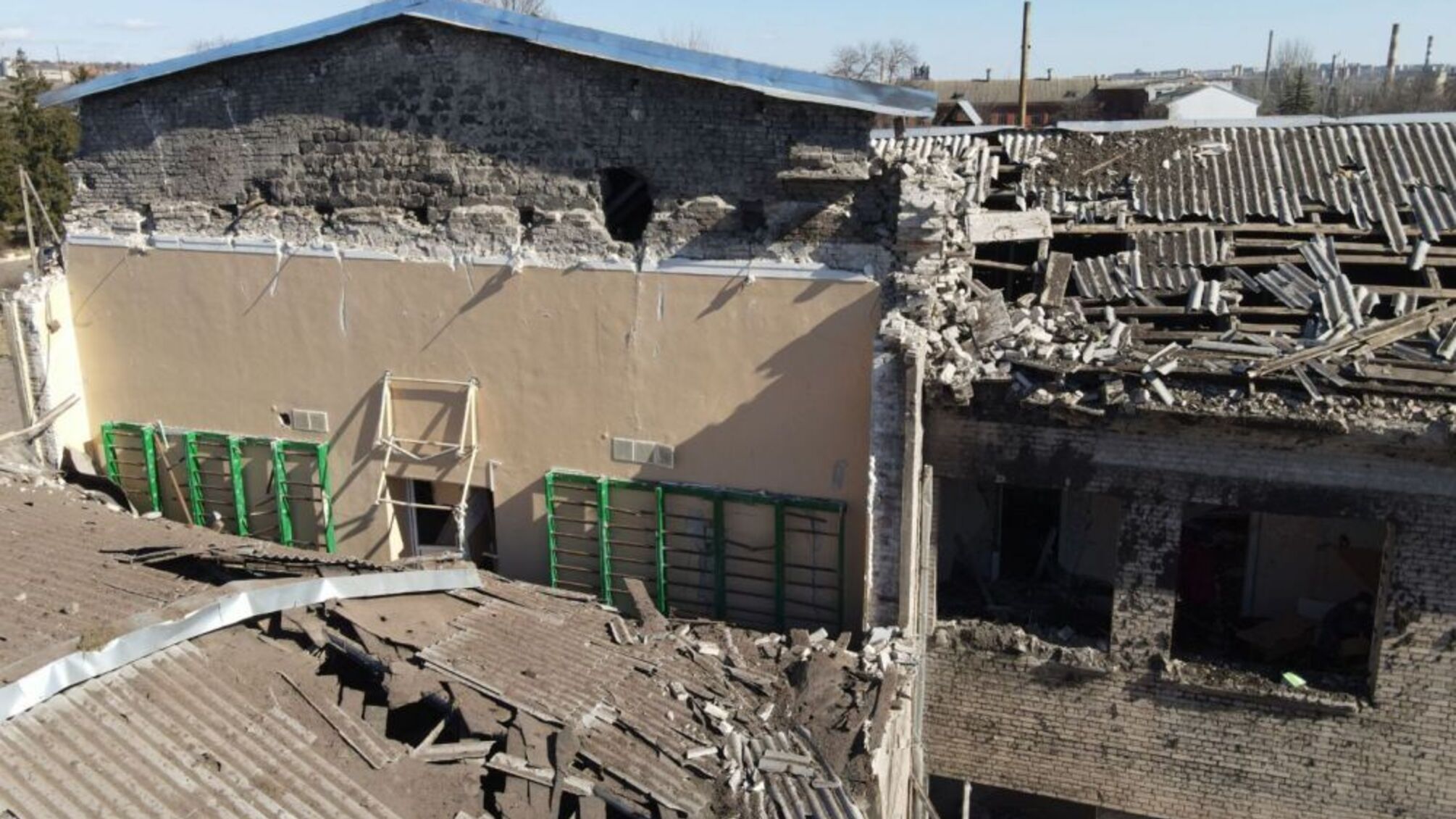 Зруйнована окупантами школа в Краматорську